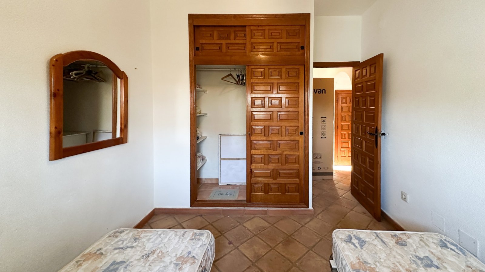  Wir präsentieren Ihnen diese einzigartige Villa im mediterranen Stil in Cabo Roig, einer der begehrtesten Gegenden der südlichen Costa Blanca und der