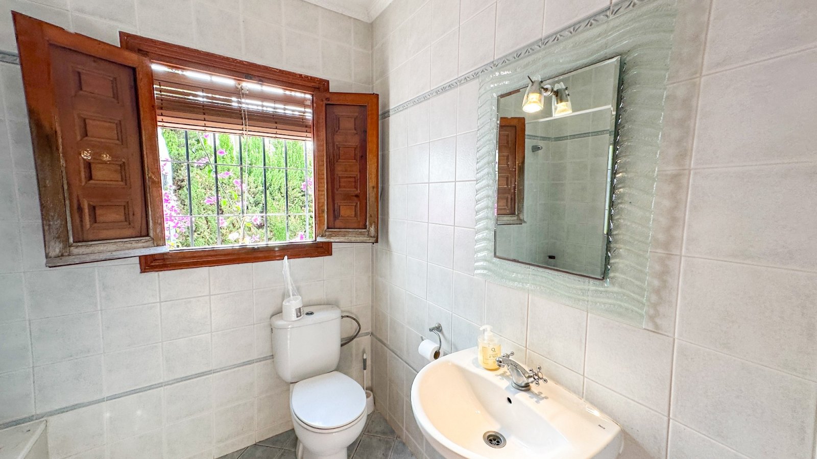  Wir präsentieren Ihnen diese einzigartige Villa im mediterranen Stil in Cabo Roig, einer der begehrtesten Gegenden der südlichen Costa Blanca und der