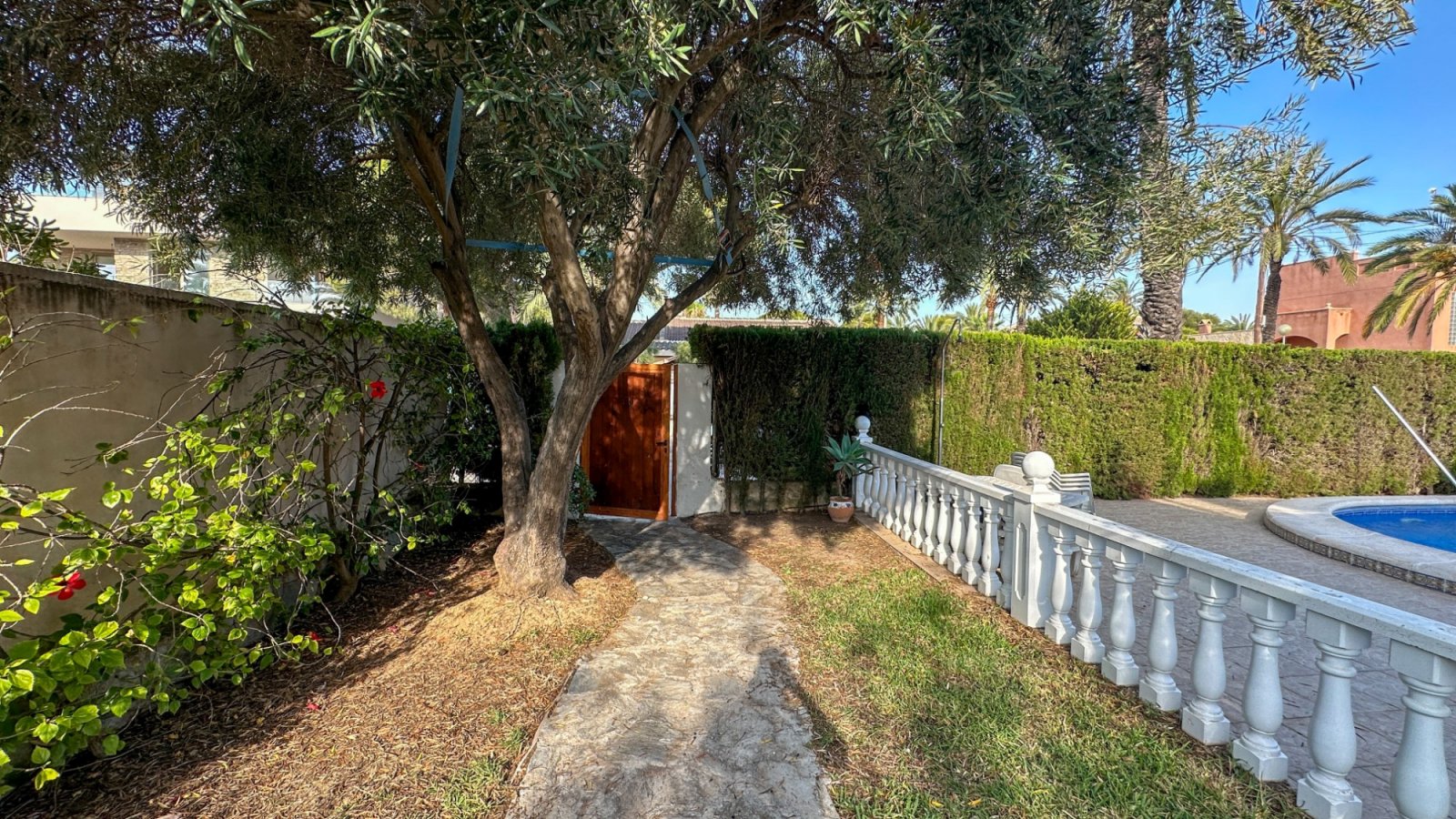  Wir präsentieren Ihnen diese einzigartige Villa im mediterranen Stil in Cabo Roig, einer der begehrtesten Gegenden der südlichen Costa Blanca und der