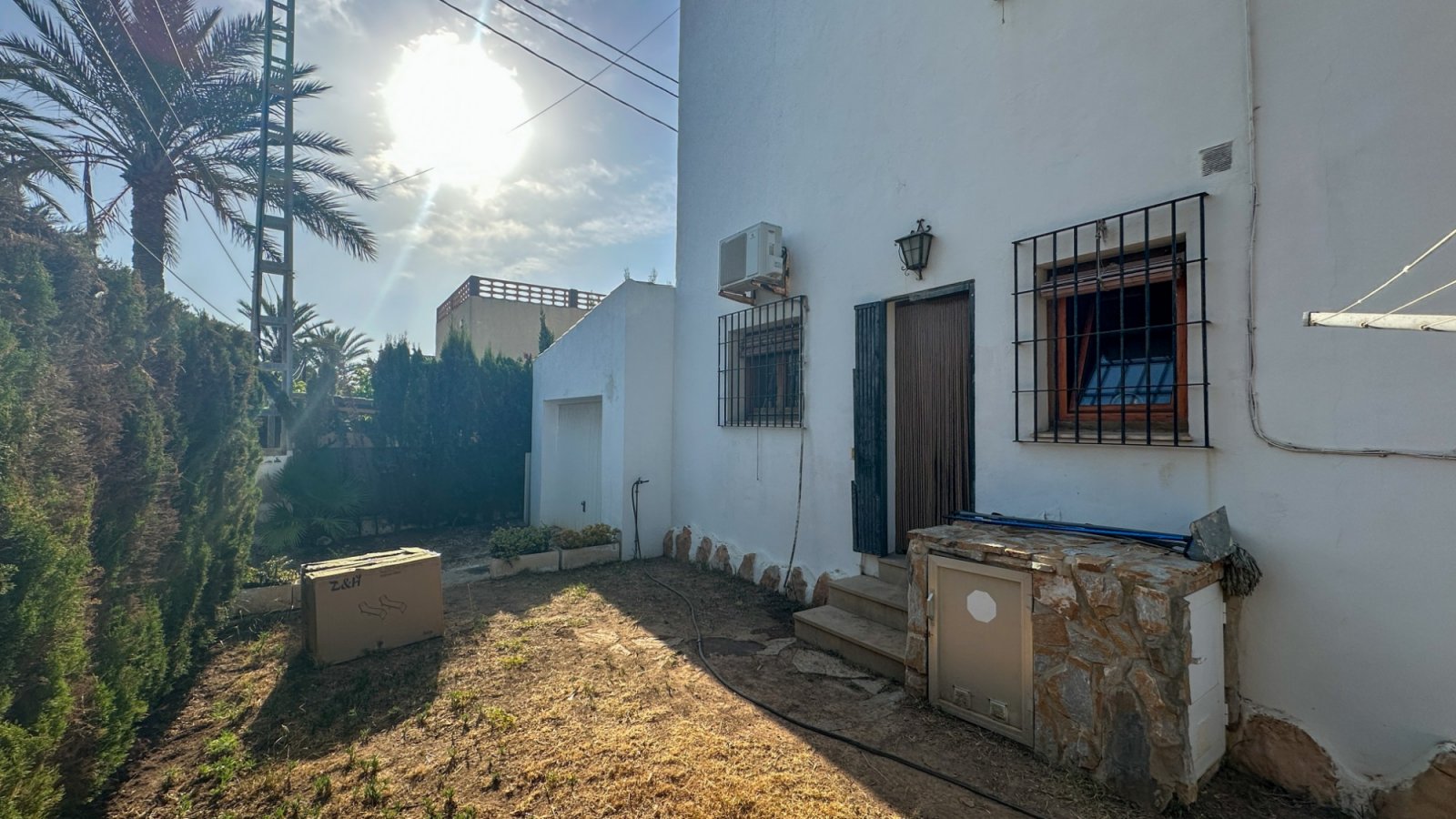  Wir präsentieren Ihnen diese einzigartige Villa im mediterranen Stil in Cabo Roig, einer der begehrtesten Gegenden der südlichen Costa Blanca und der