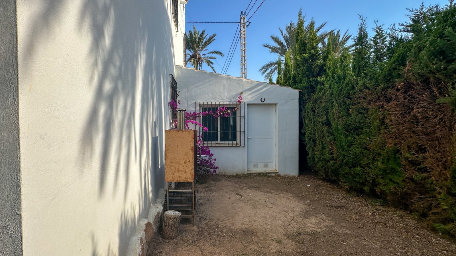  Wir präsentieren Ihnen diese einzigartige Villa im mediterranen Stil in Cabo Roig, einer der begehrtesten Gegenden der südlichen Costa Blanca und der