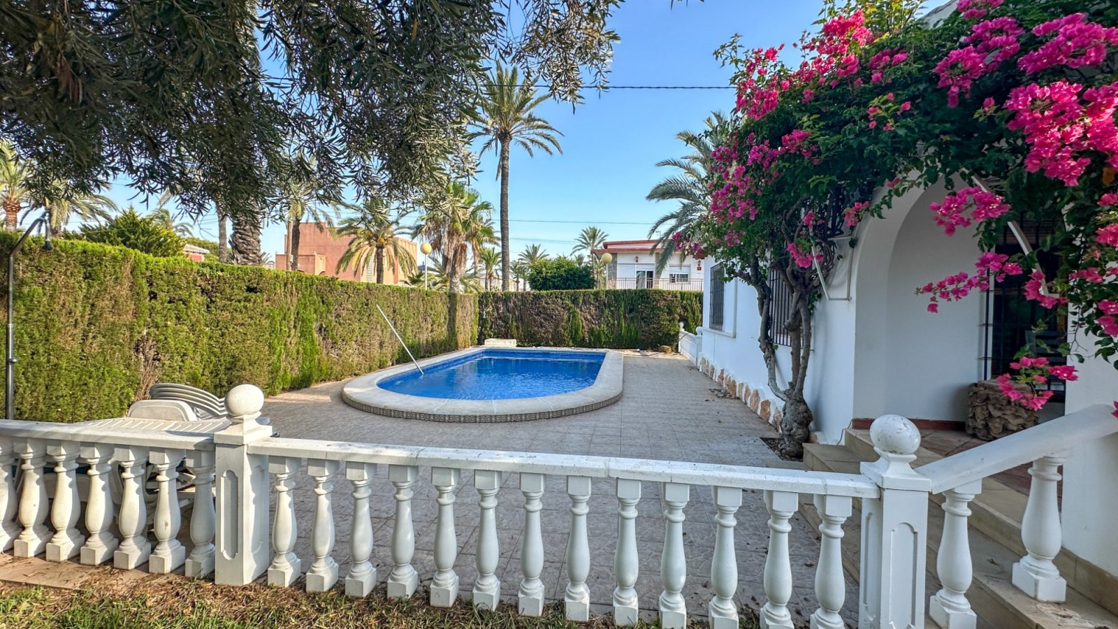  Wir präsentieren Ihnen diese einzigartige Villa im mediterranen Stil in Cabo Roig, einer der begehrtesten Gegenden der südlichen Costa Blanca und der
