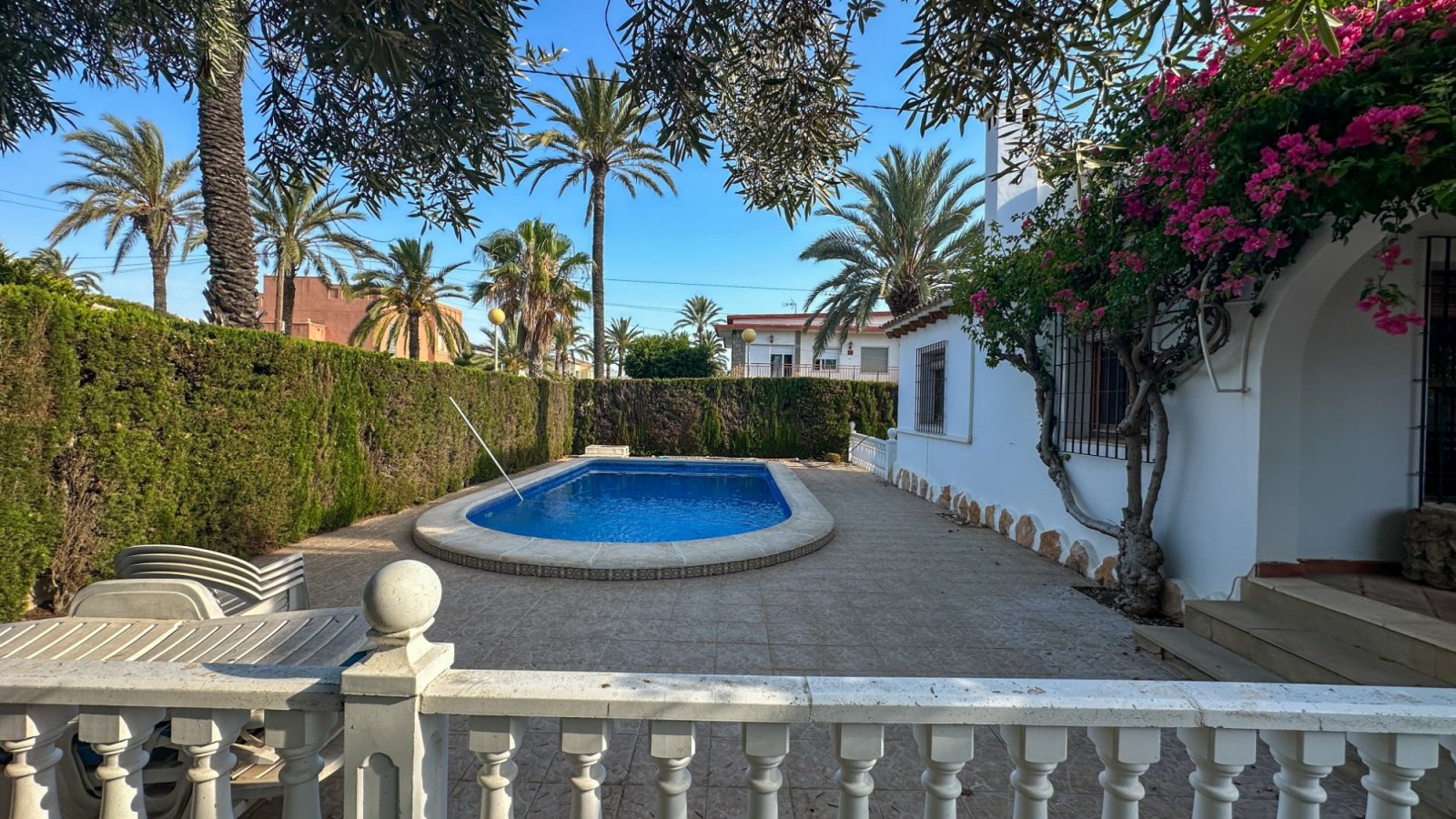  Wir präsentieren Ihnen diese einzigartige Villa im mediterranen Stil in Cabo Roig, einer der begehrtesten Gegenden der südlichen Costa Blanca und der