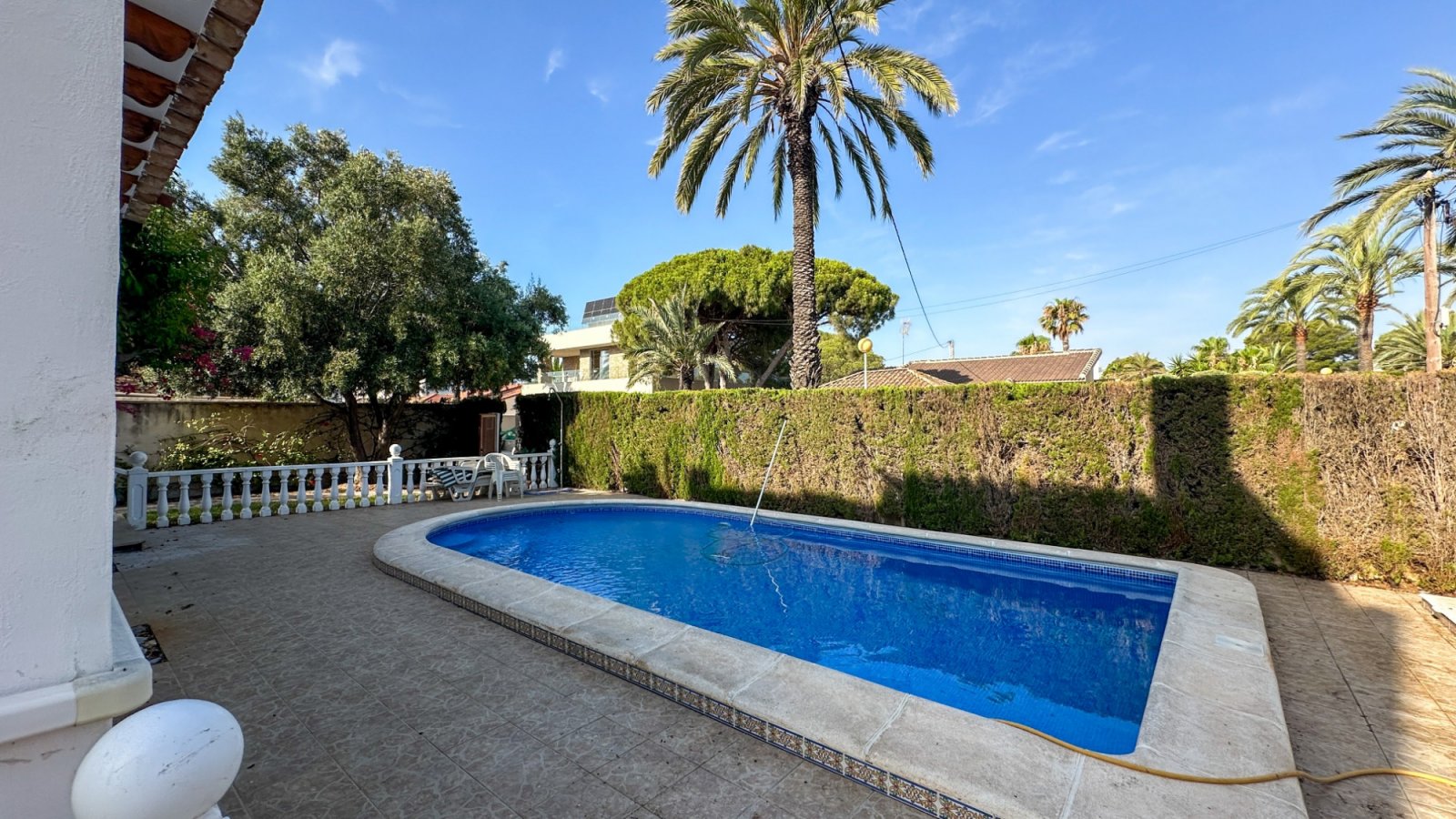  Wir präsentieren Ihnen diese einzigartige Villa im mediterranen Stil in Cabo Roig, einer der begehrtesten Gegenden der südlichen Costa Blanca und der