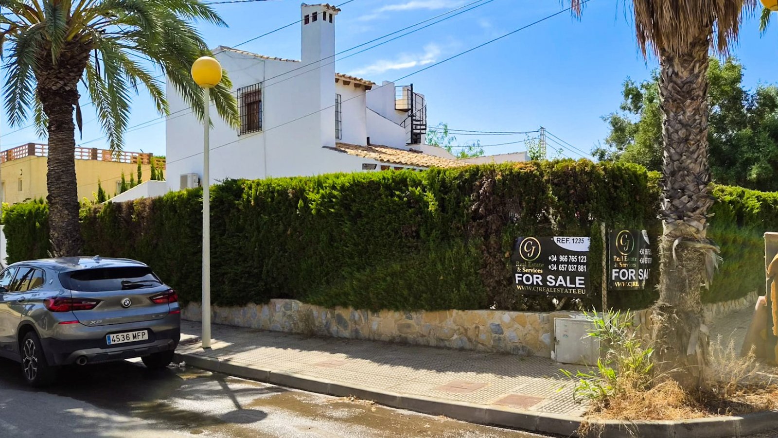  Wir präsentieren Ihnen diese einzigartige Villa im mediterranen Stil in Cabo Roig, einer der begehrtesten Gegenden der südlichen Costa Blanca und der