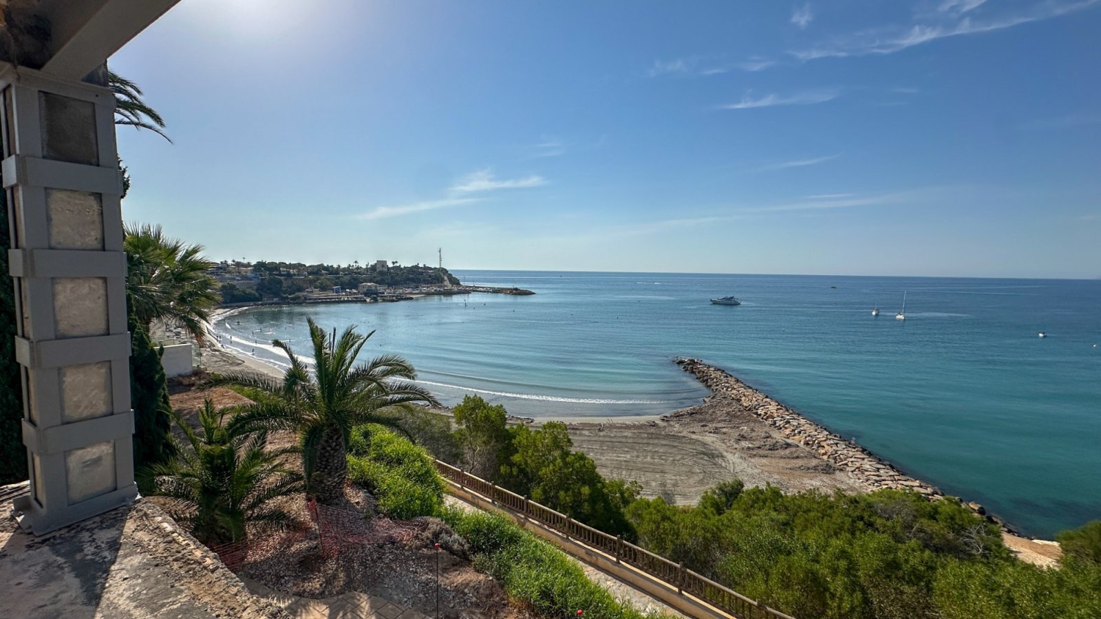  857Das letzte verfügbare Strandgrundstück in Cabo Roig steht zum Verkauf. Traumhafte Aussicht und Top-Lage!&amp;#13;&amp;#13;
Eine alte Vil