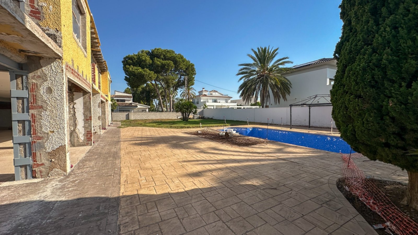  857Das letzte verfügbare Strandgrundstück in Cabo Roig steht zum Verkauf. Traumhafte Aussicht und Top-Lage!&amp;#13;&amp;#13;
Eine alte Vil