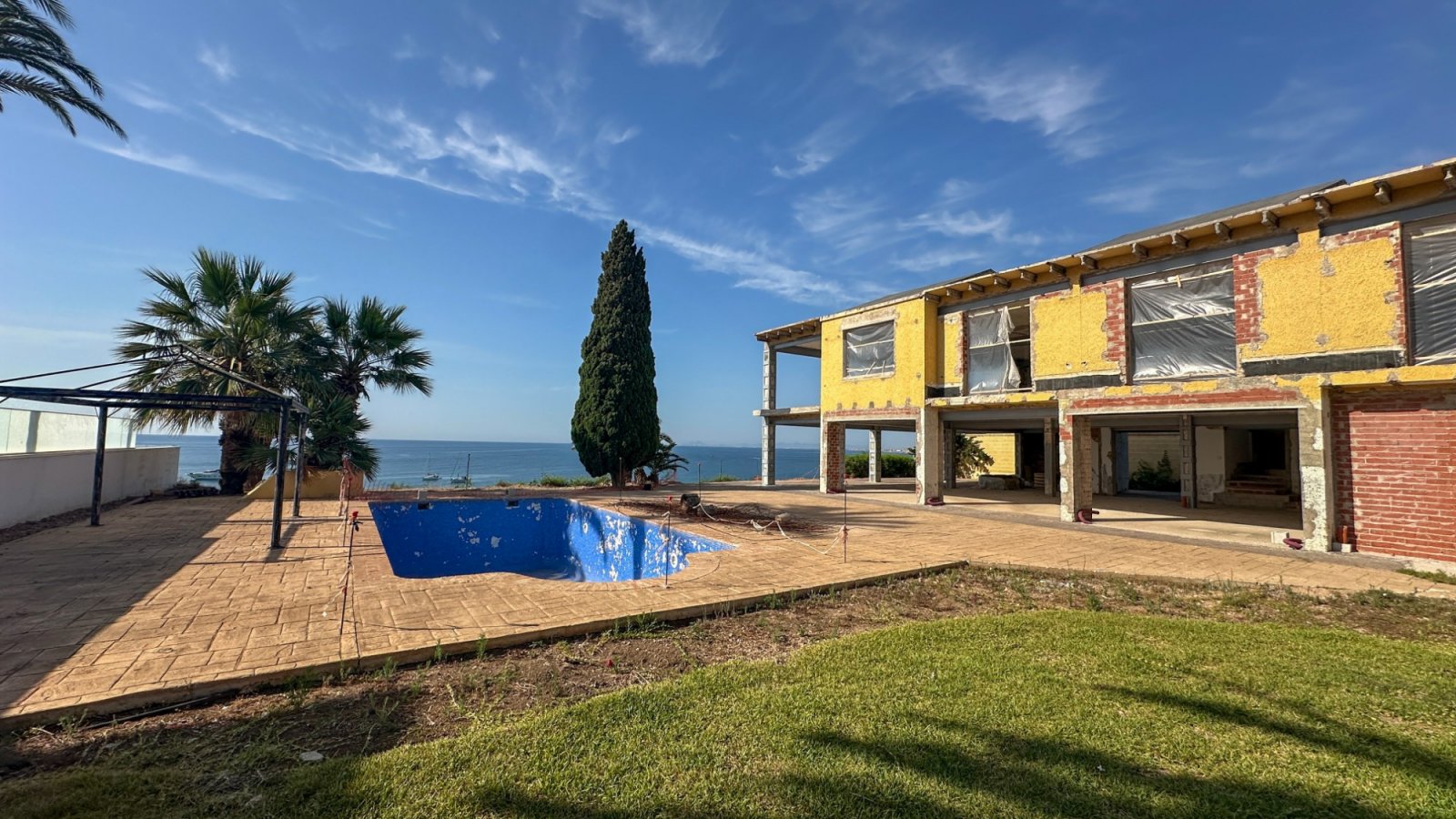  857Das letzte verfügbare Strandgrundstück in Cabo Roig steht zum Verkauf. Traumhafte Aussicht und Top-Lage!&amp;#13;&amp;#13;
Eine alte Vil