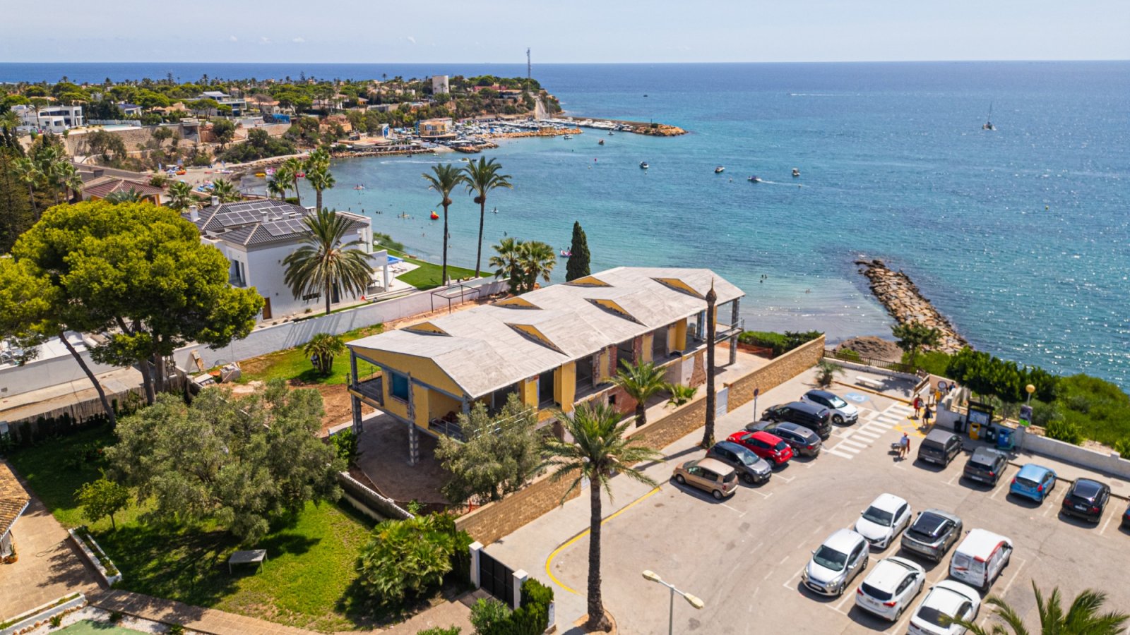  857Das letzte verfügbare Strandgrundstück in Cabo Roig steht zum Verkauf. Traumhafte Aussicht und Top-Lage!&amp;#13;&amp;#13;
Eine alte Vil