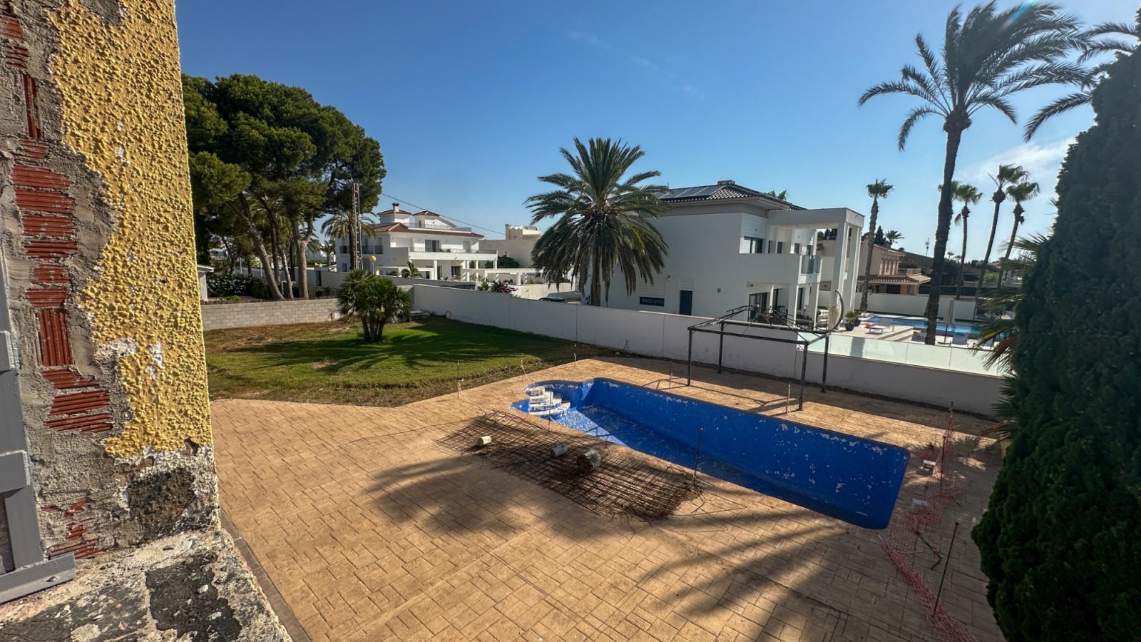  857Das letzte verfügbare Strandgrundstück in Cabo Roig steht zum Verkauf. Traumhafte Aussicht und Top-Lage!&amp;#13;&amp;#13;
Eine alte Vil