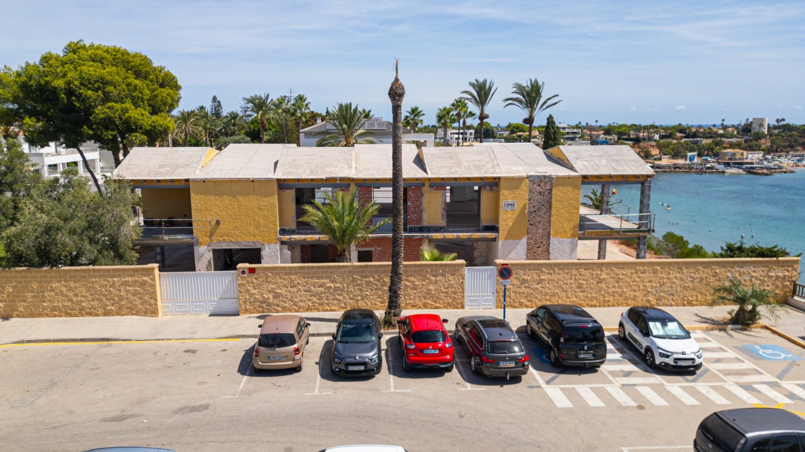  857Das letzte verfügbare Strandgrundstück in Cabo Roig steht zum Verkauf. Traumhafte Aussicht und Top-Lage!&amp;#13;&amp;#13;
Eine alte Vil