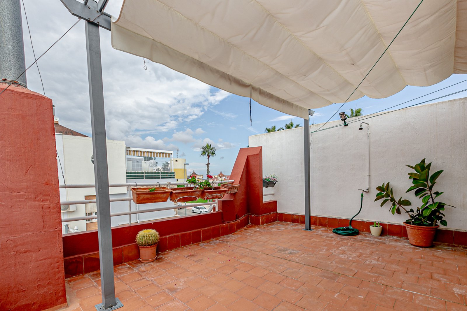 Dieses wunderschöne Eck-Quadhaus mit 85 m² Wohnfläche vereint Komfort, Stil und Funktionalität – ideal als ganzjähriger Wohnsitz oder als Ferienhaus