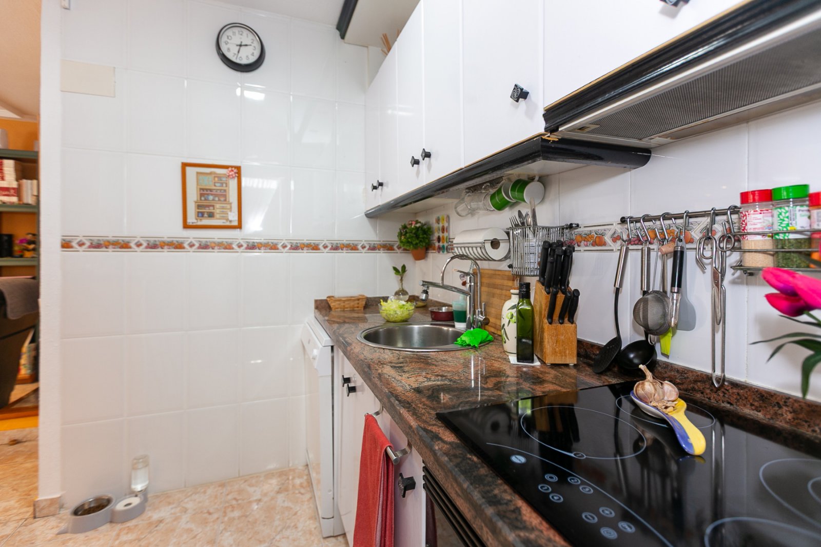 Dieses wunderschöne Eck-Quadhaus mit 85 m² Wohnfläche vereint Komfort, Stil und Funktionalität – ideal als ganzjähriger Wohnsitz oder als Ferienhaus