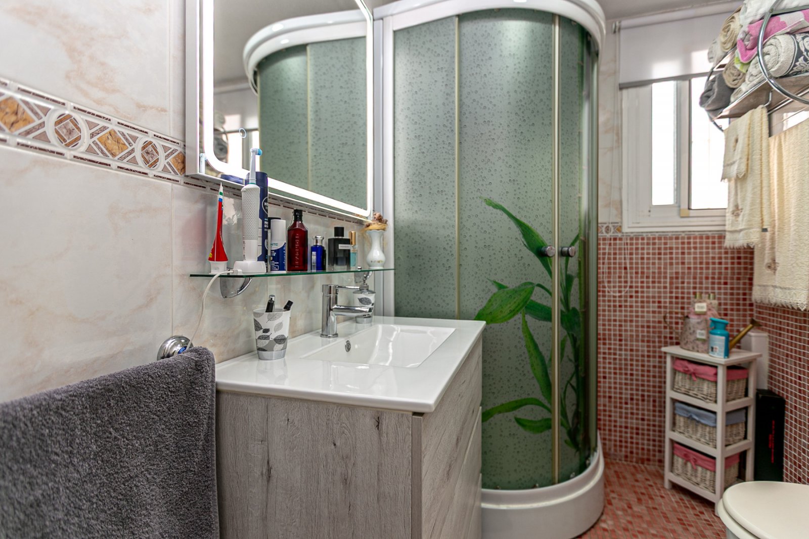 Dieses wunderschöne Eck-Quadhaus mit 85 m² Wohnfläche vereint Komfort, Stil und Funktionalität – ideal als ganzjähriger Wohnsitz oder als Ferienhaus