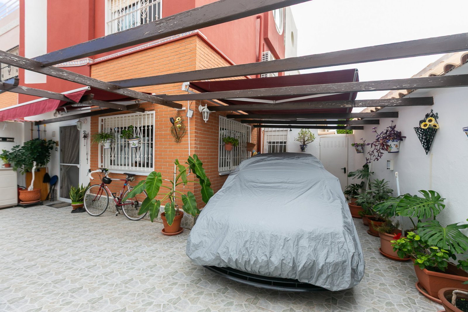 Dieses wunderschöne Eck-Quadhaus mit 85 m² Wohnfläche vereint Komfort, Stil und Funktionalität – ideal als ganzjähriger Wohnsitz oder als Ferienhaus