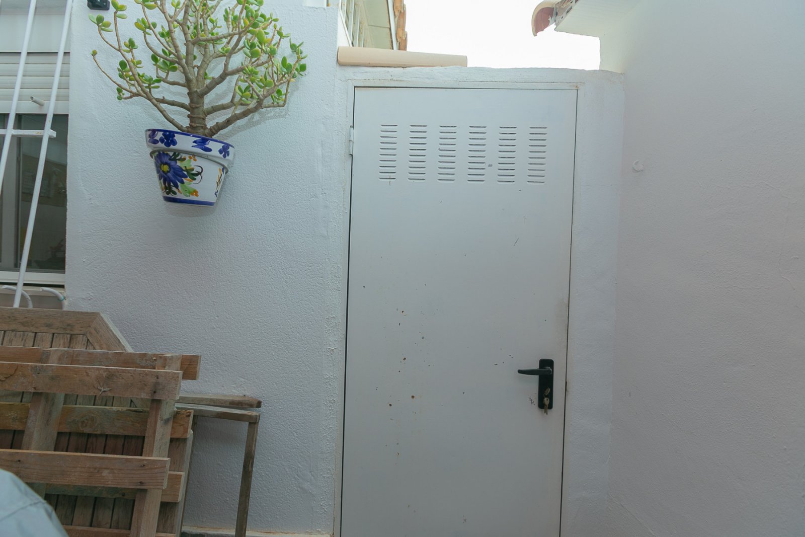 Dieses wunderschöne Eck-Quadhaus mit 85 m² Wohnfläche vereint Komfort, Stil und Funktionalität – ideal als ganzjähriger Wohnsitz oder als Ferienhaus