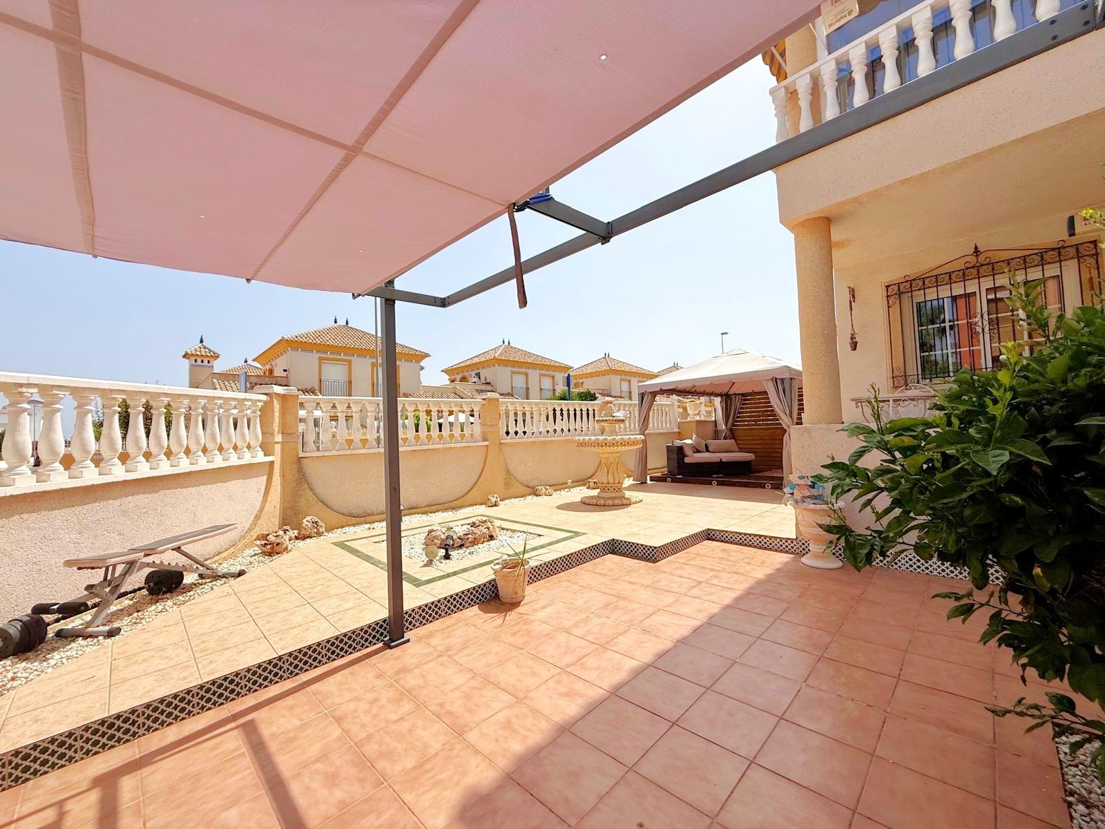 Ground floor apartment with a corner position offering a large private garden (120 m2) with an outdoor eating area
The property has a a b