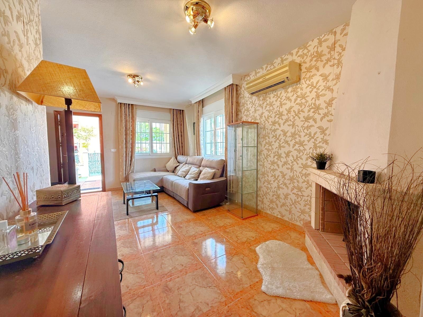 Ground floor apartment with a corner position offering a large private garden (120 m2) with an outdoor eating area
The property has a a b