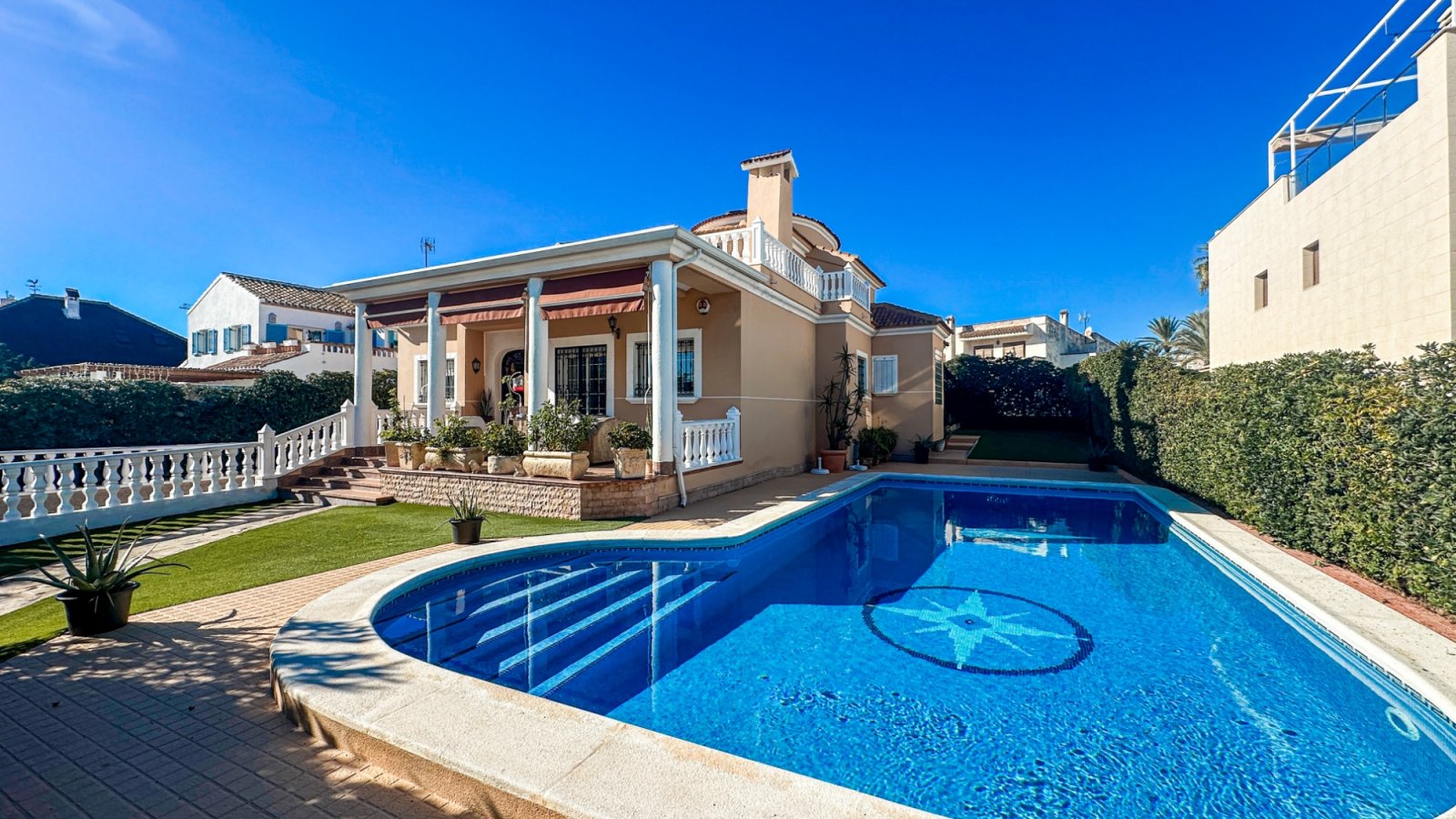 La Mata:  Freistehende Villa im mediterranen Stil, nur 180 Meter vom Strand von La Mata entfernt, Mit Meerblick,&amp;nbsp;in einer der begehrtesten Gegende 