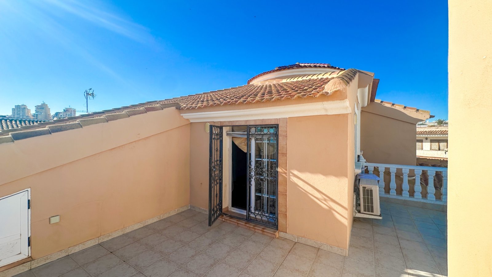 Freistehende Villa im mediterranen Stil, nur 180 Meter vom Strand von La Mata entfernt, Mit Meerblick, in einer der begehrtesten Gegende