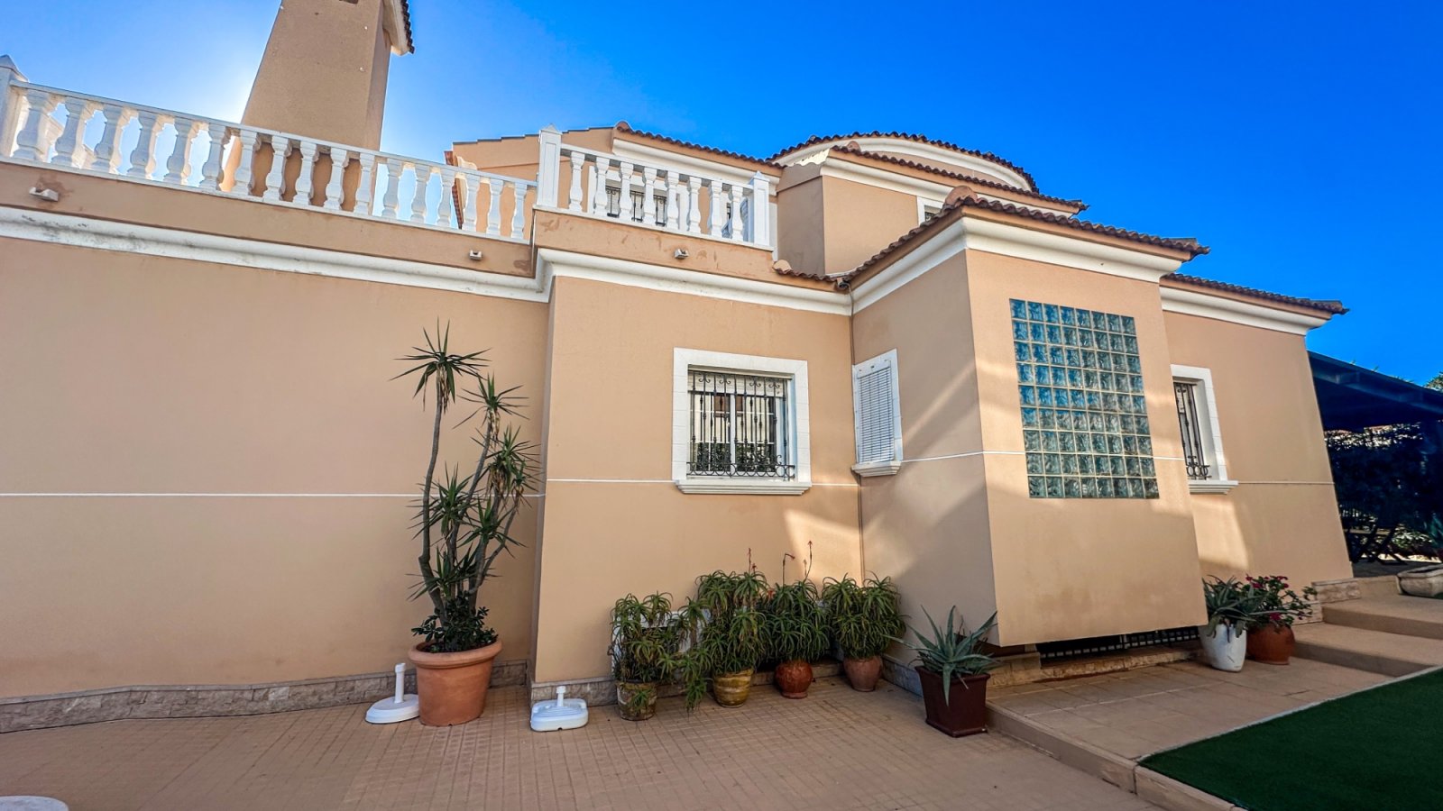 Freistehende Villa im mediterranen Stil, nur 180 Meter vom Strand von La Mata entfernt, Mit Meerblick, in einer der begehrtesten Gegende