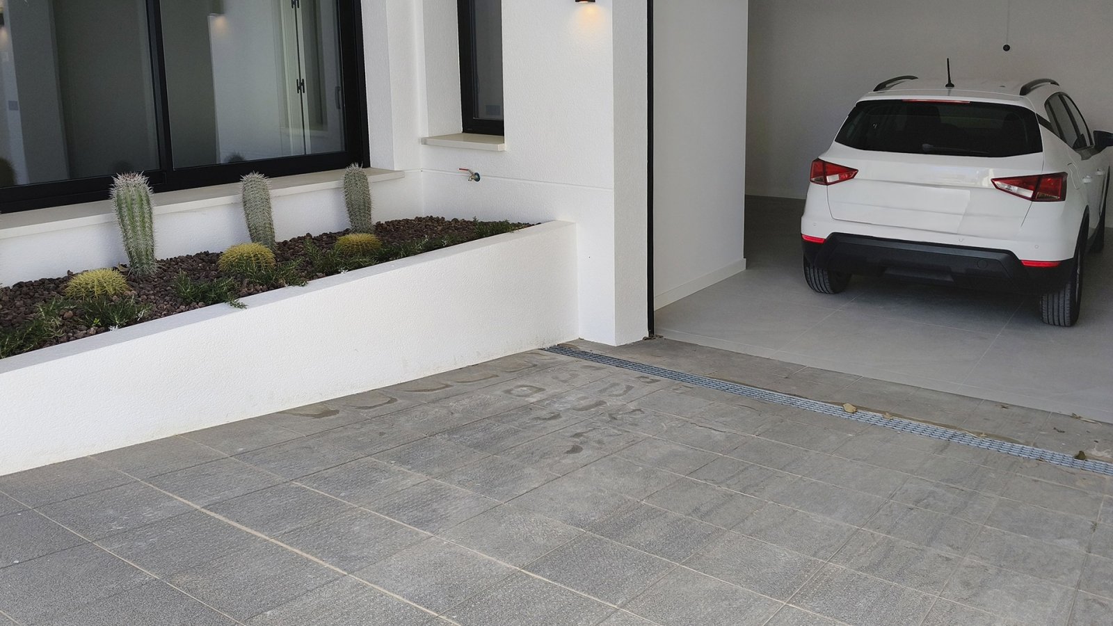  In der renommierten Gegend von Ciudad Quesada gelegen, bietet diese unabhängige Immobilie ein außergewöhnliches Wohnerlebnis. Entworfen für diejenige