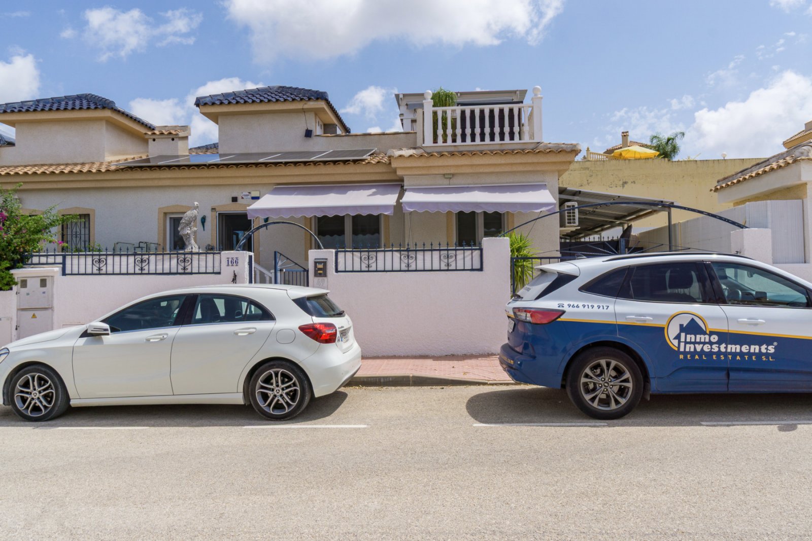 Dieses sehr gepflegte Reihenhaus in der beliebten Wohngegend Benimar bietet alles für komfortables Wohnen an der südlichen Costa Blanca. Die Immobili