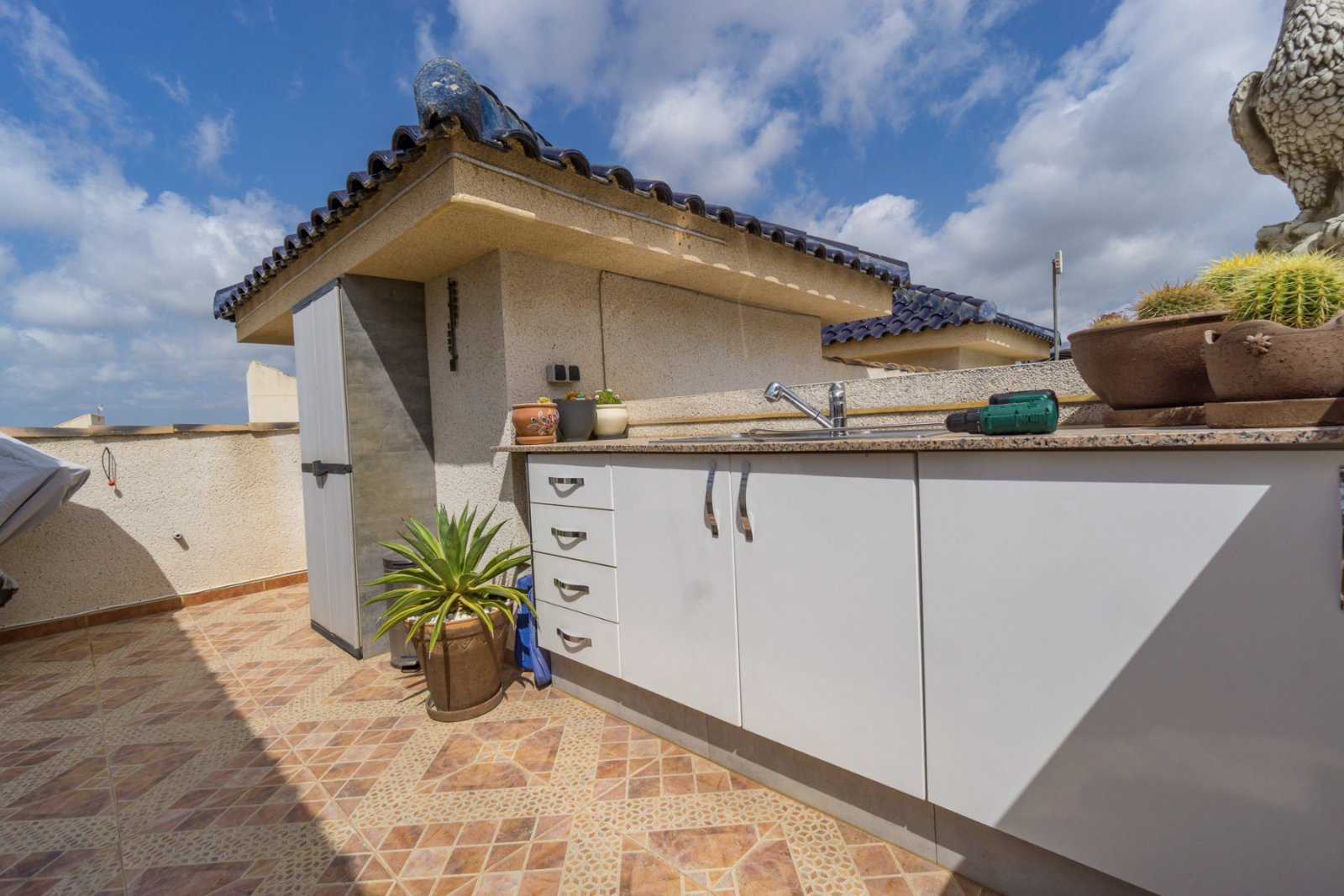 Dieses sehr gepflegte Reihenhaus in der beliebten Wohngegend Benimar bietet alles für komfortables Wohnen an der südlichen Costa Blanca. Die Immobili