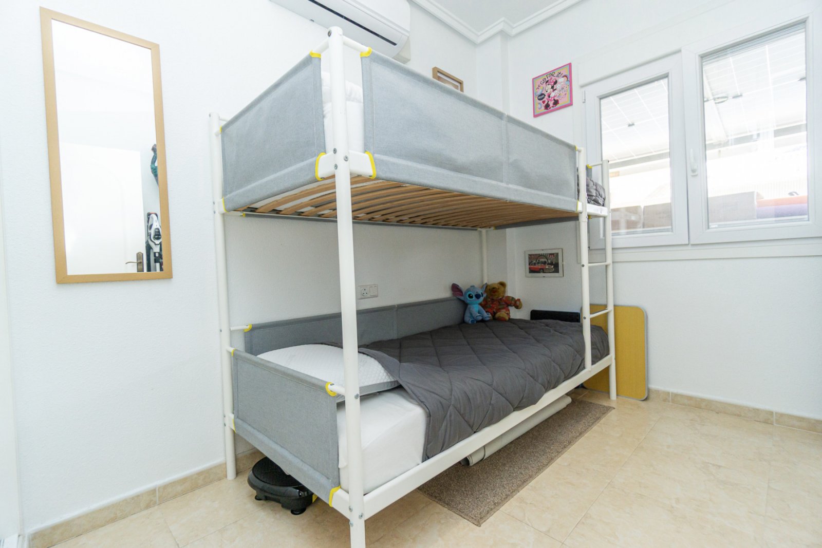 Dieses sehr gepflegte Reihenhaus in der beliebten Wohngegend Benimar bietet alles für komfortables Wohnen an der südlichen Costa Blanca. Die Immobili
