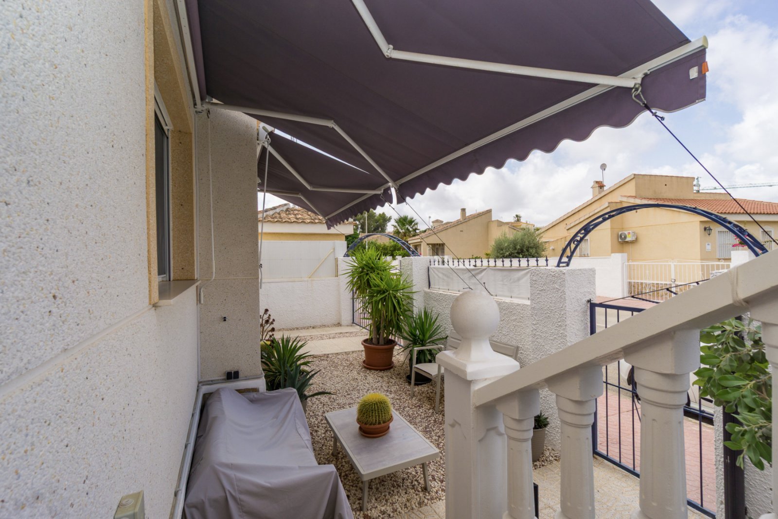 Dieses sehr gepflegte Reihenhaus in der beliebten Wohngegend Benimar bietet alles für komfortables Wohnen an der südlichen Costa Blanca. Die Immobili