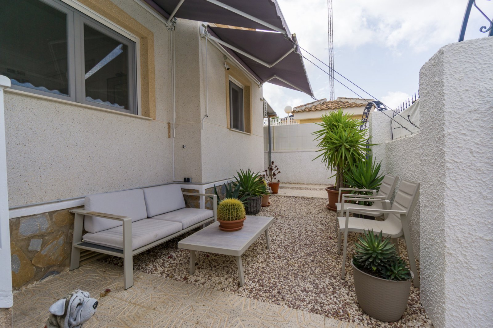 Dieses sehr gepflegte Reihenhaus in der beliebten Wohngegend Benimar bietet alles für komfortables Wohnen an der südlichen Costa Blanca. Die Immobili