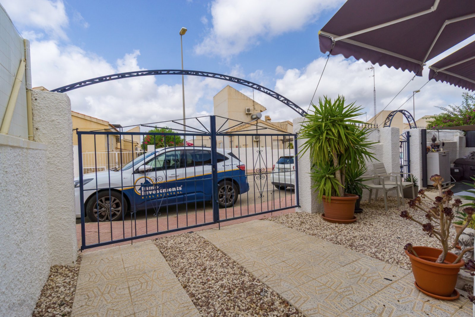 Dieses sehr gepflegte Reihenhaus in der beliebten Wohngegend Benimar bietet alles für komfortables Wohnen an der südlichen Costa Blanca. Die Immobili