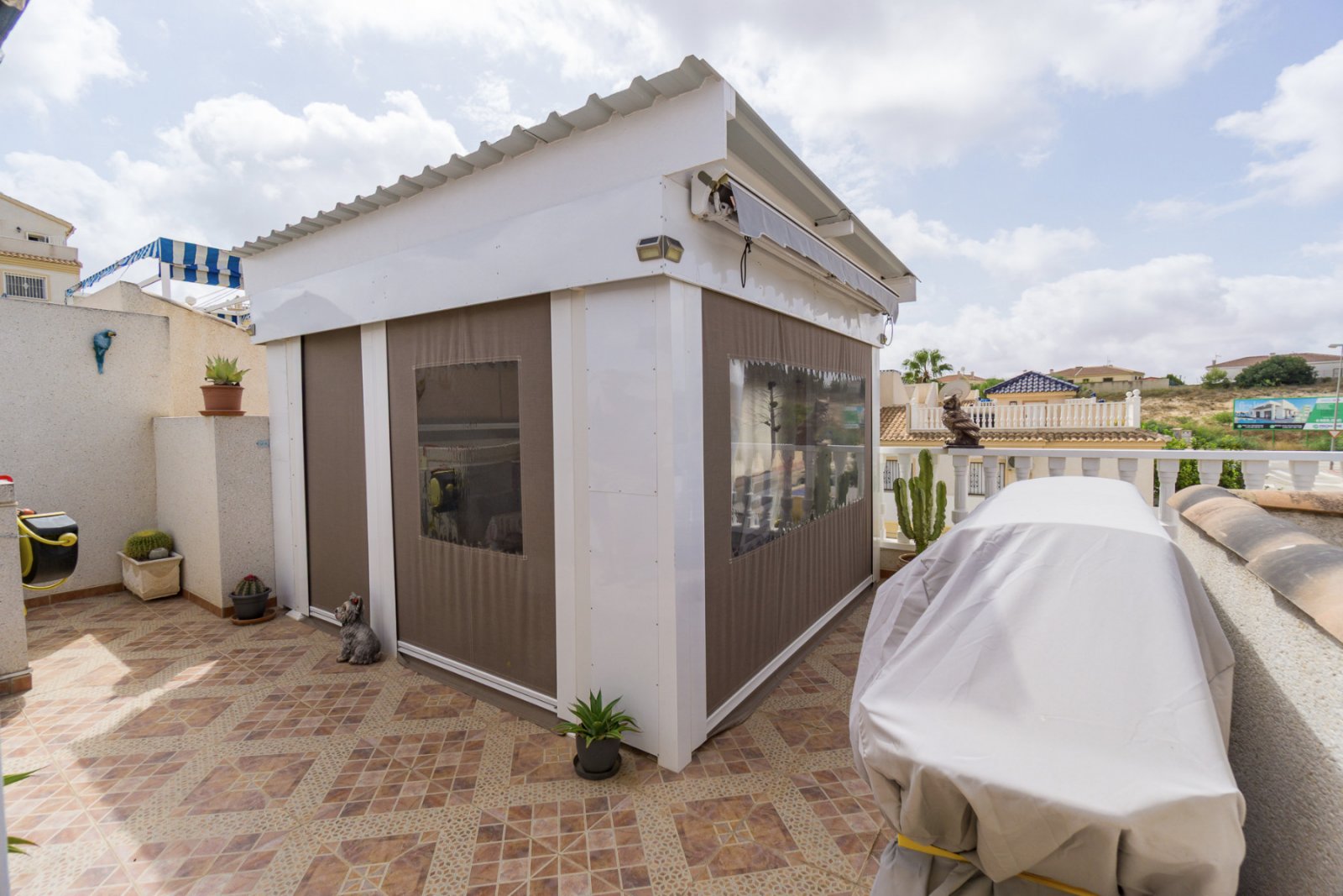 Dieses sehr gepflegte Reihenhaus in der beliebten Wohngegend Benimar bietet alles für komfortables Wohnen an der südlichen Costa Blanca. Die Immobili