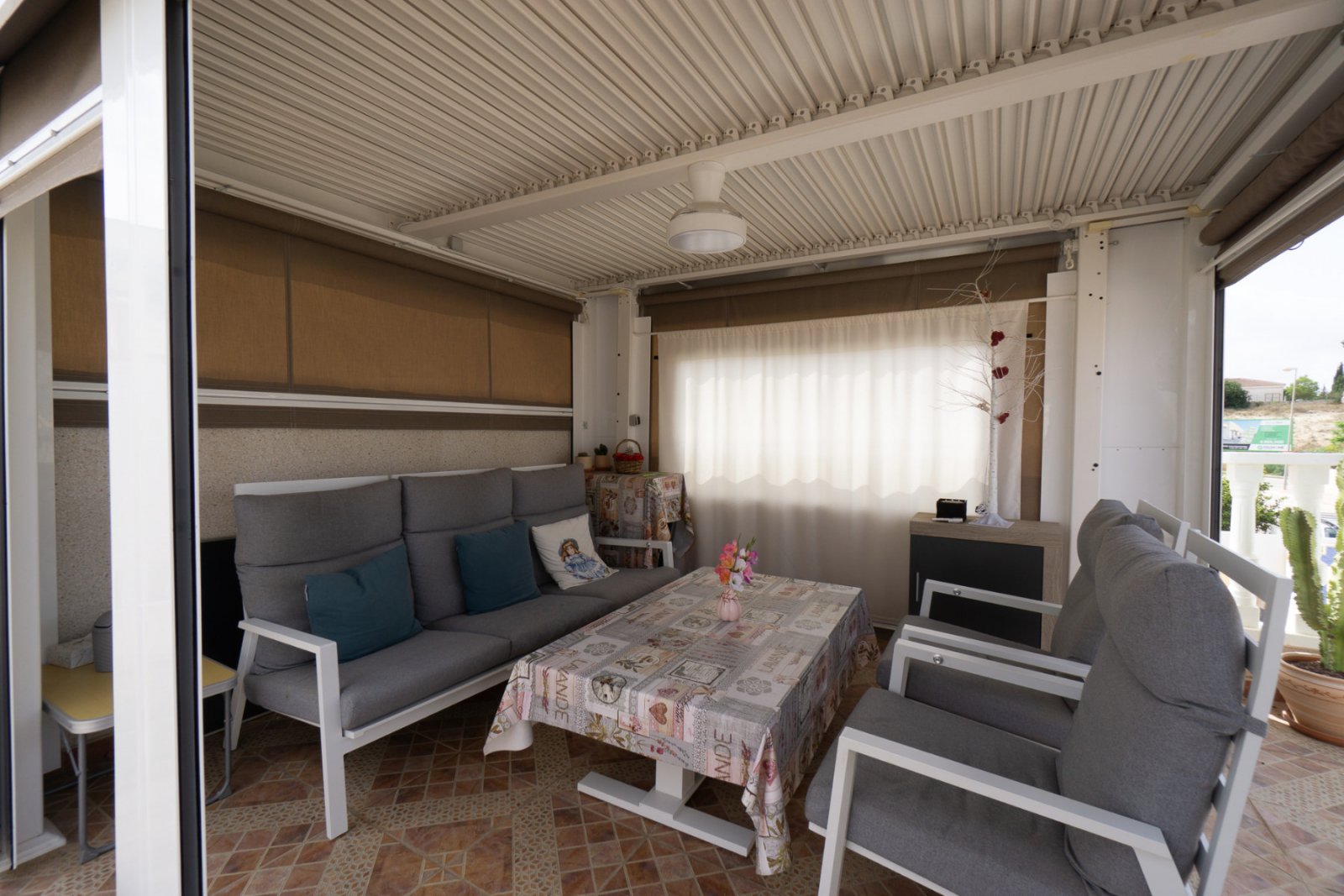 Dieses sehr gepflegte Reihenhaus in der beliebten Wohngegend Benimar bietet alles für komfortables Wohnen an der südlichen Costa Blanca. Die Immobili
