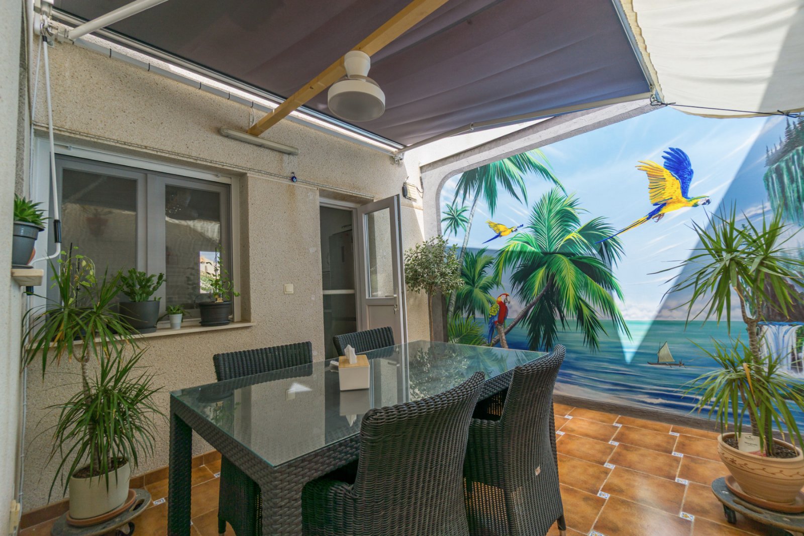 Dieses sehr gepflegte Reihenhaus in der beliebten Wohngegend Benimar bietet alles für komfortables Wohnen an der südlichen Costa Blanca. Die Immobili