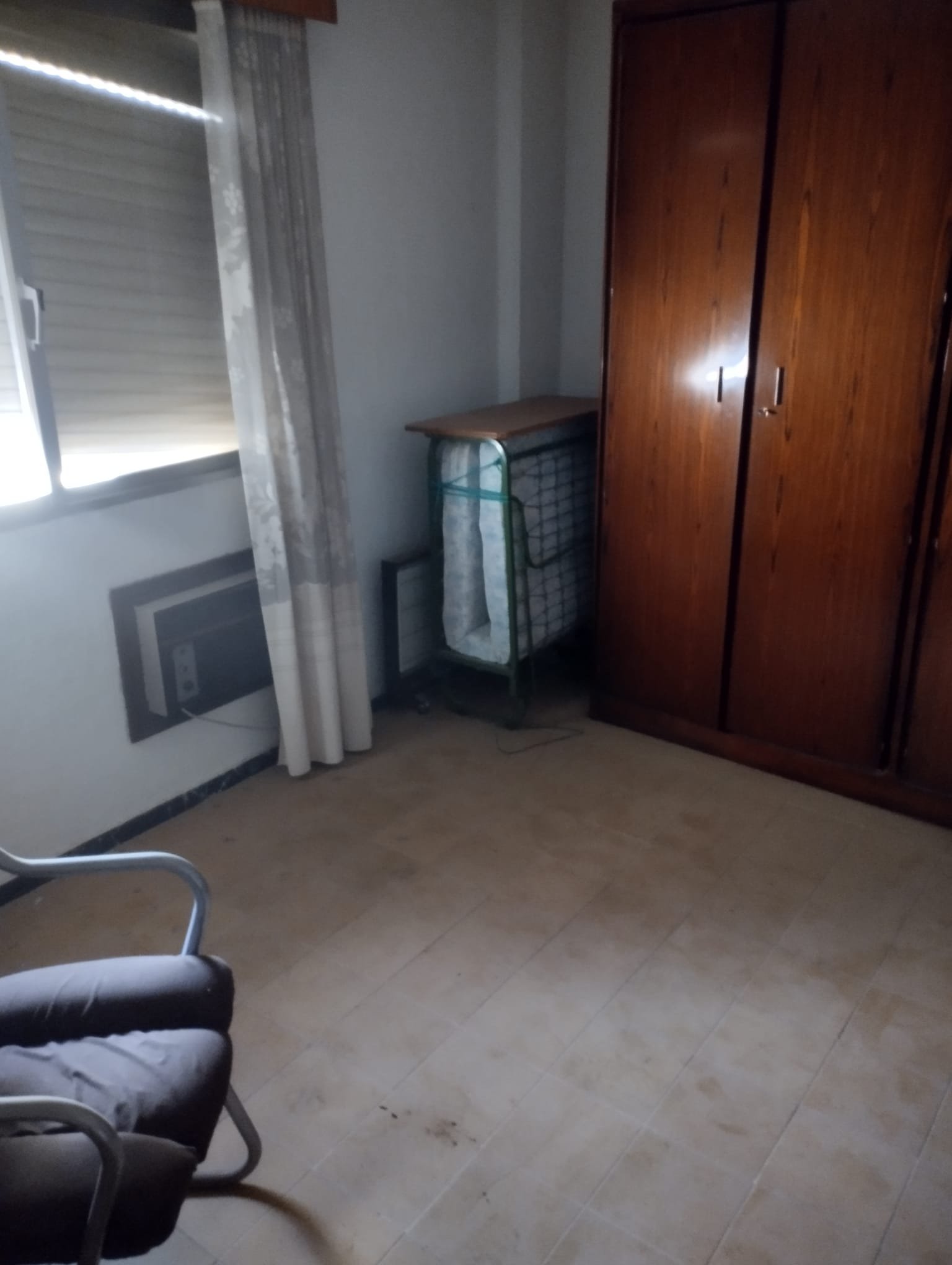 Zu verkaufen ist ein ganzes Gebäude mit 2 Etagen und einer Dachterrasse, mit der Möglichkeit, ein zurückgesetztes Penthouse zu bauen, eine Garage/Erd