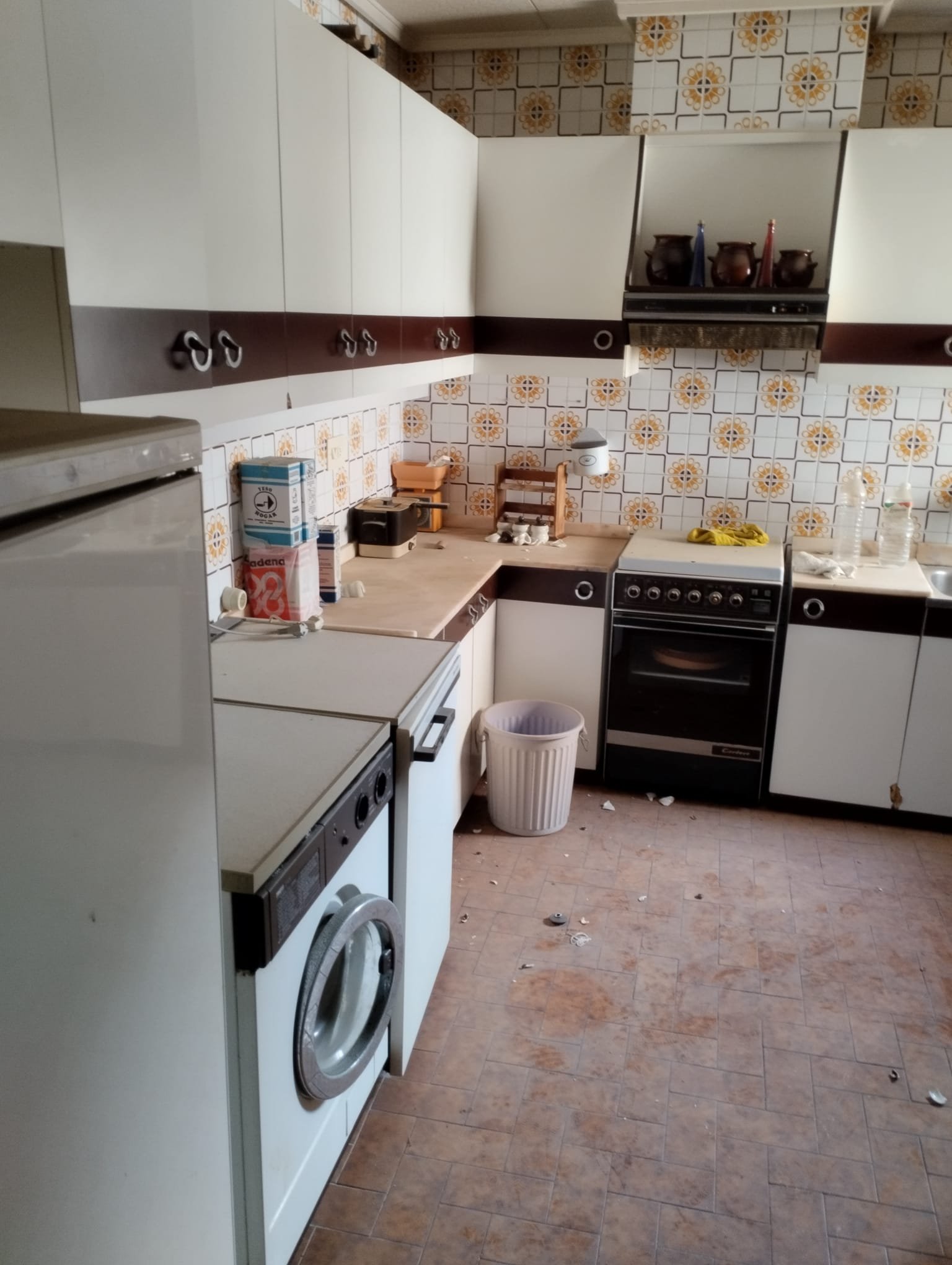 Zu verkaufen ist ein ganzes Gebäude mit 2 Etagen und einer Dachterrasse, mit der Möglichkeit, ein zurückgesetztes Penthouse zu bauen, eine Garage/Erd