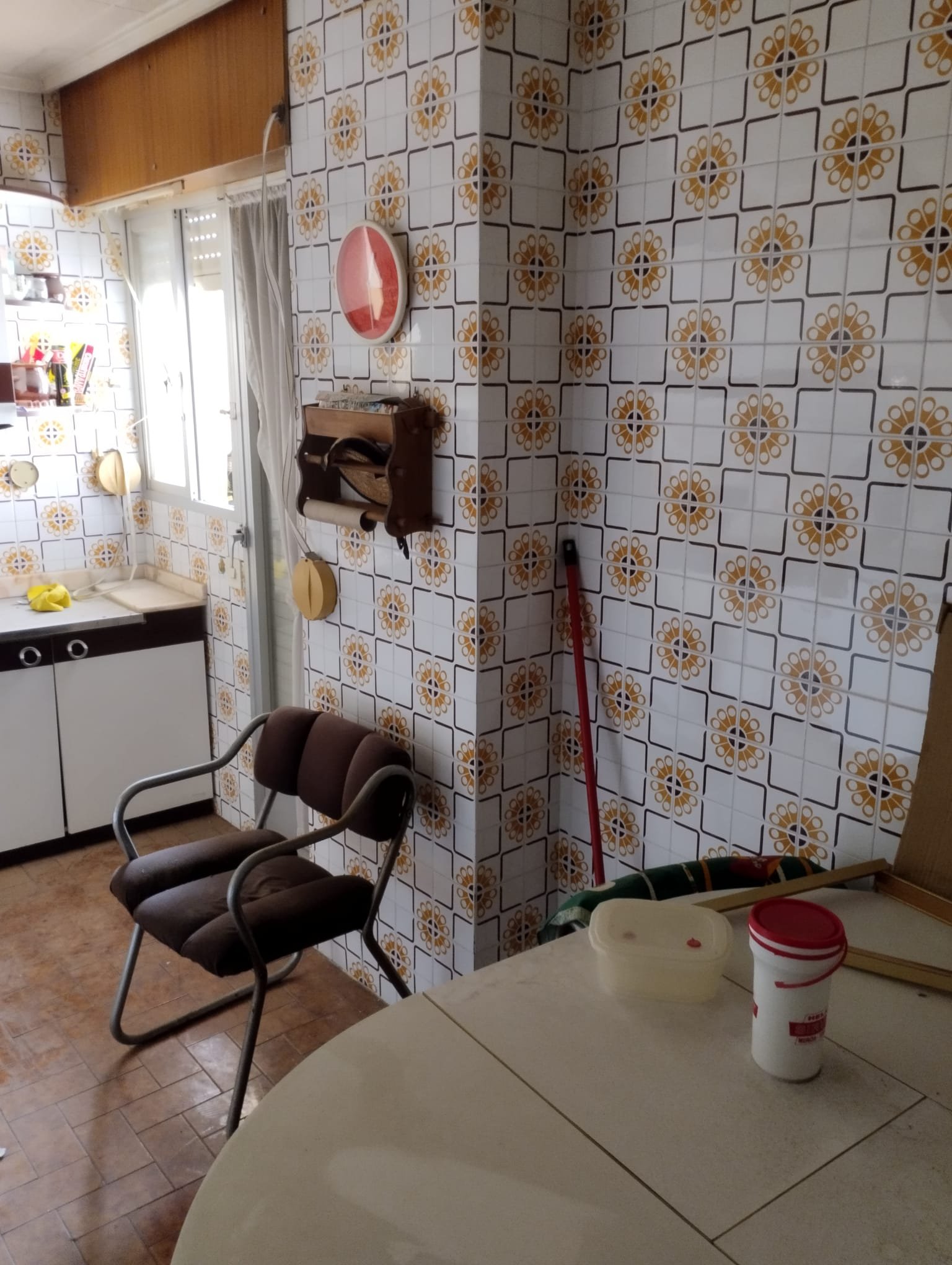 Zu verkaufen ist ein ganzes Gebäude mit 2 Etagen und einer Dachterrasse, mit der Möglichkeit, ein zurückgesetztes Penthouse zu bauen, eine Garage/Erd