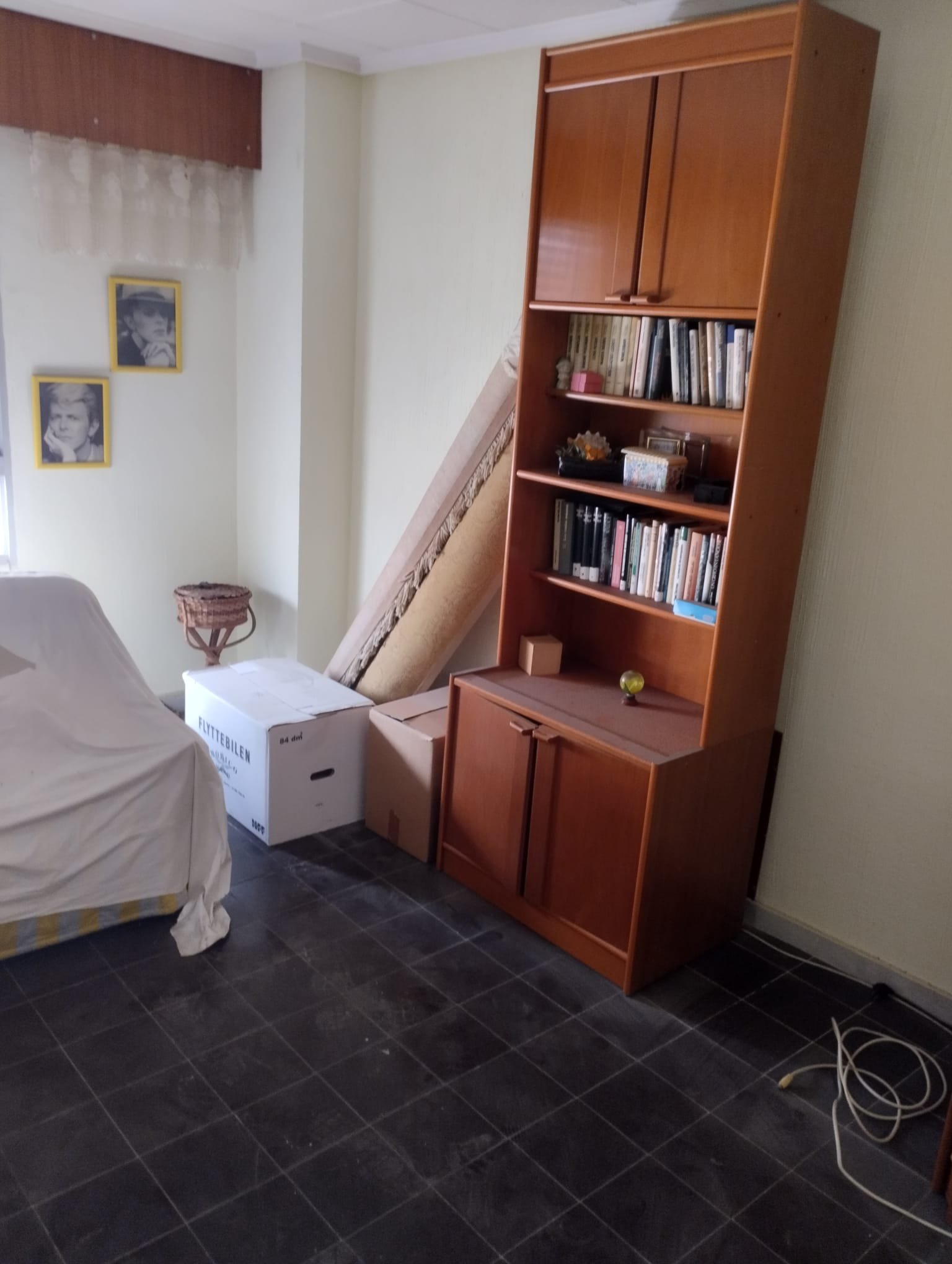 Zu verkaufen ist ein ganzes Gebäude mit 2 Etagen und einer Dachterrasse, mit der Möglichkeit, ein zurückgesetztes Penthouse zu bauen, eine Garage/Erd