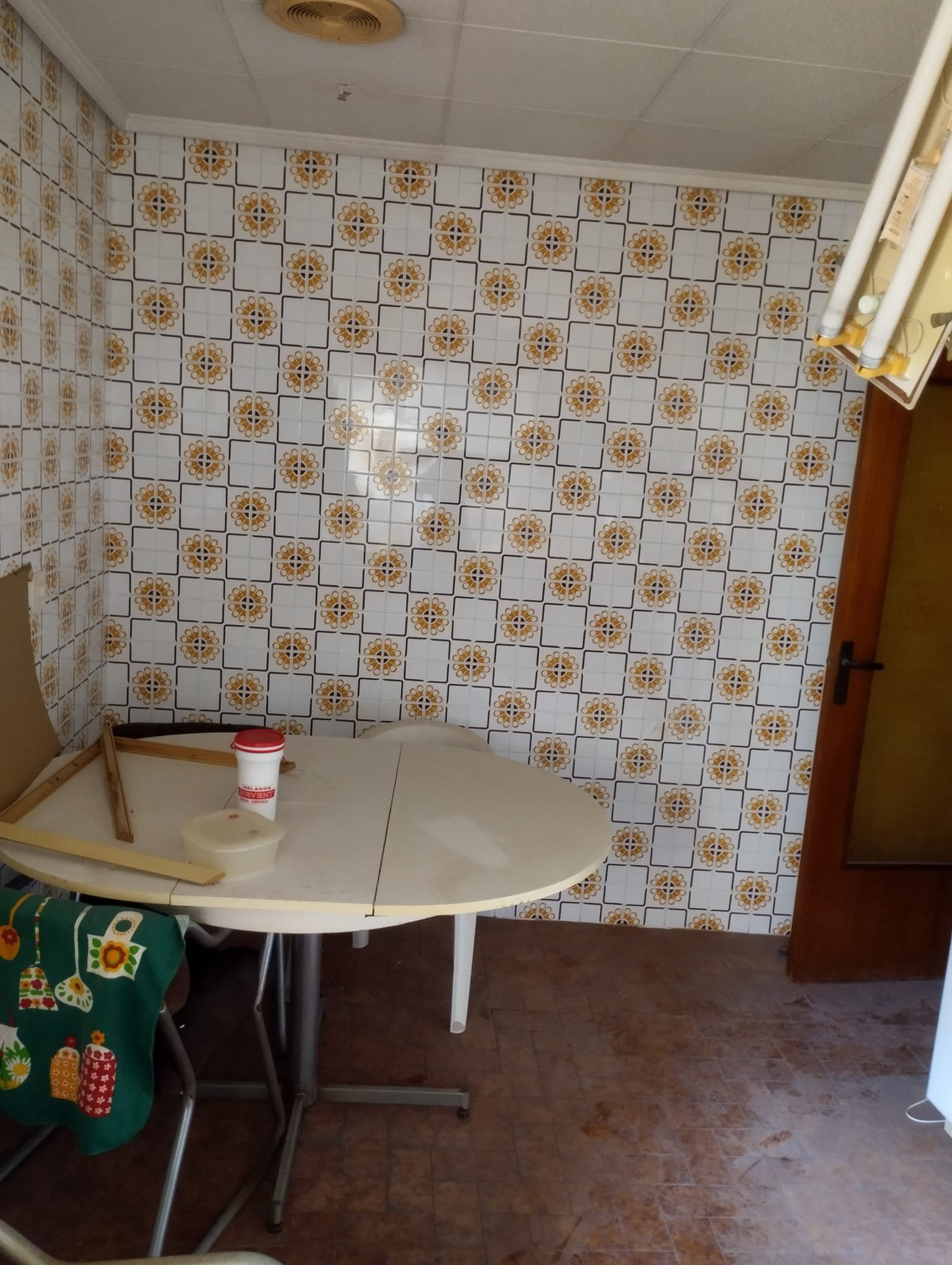 Zu verkaufen ist ein ganzes Gebäude mit 2 Etagen und einer Dachterrasse, mit der Möglichkeit, ein zurückgesetztes Penthouse zu bauen, eine Garage/Erd