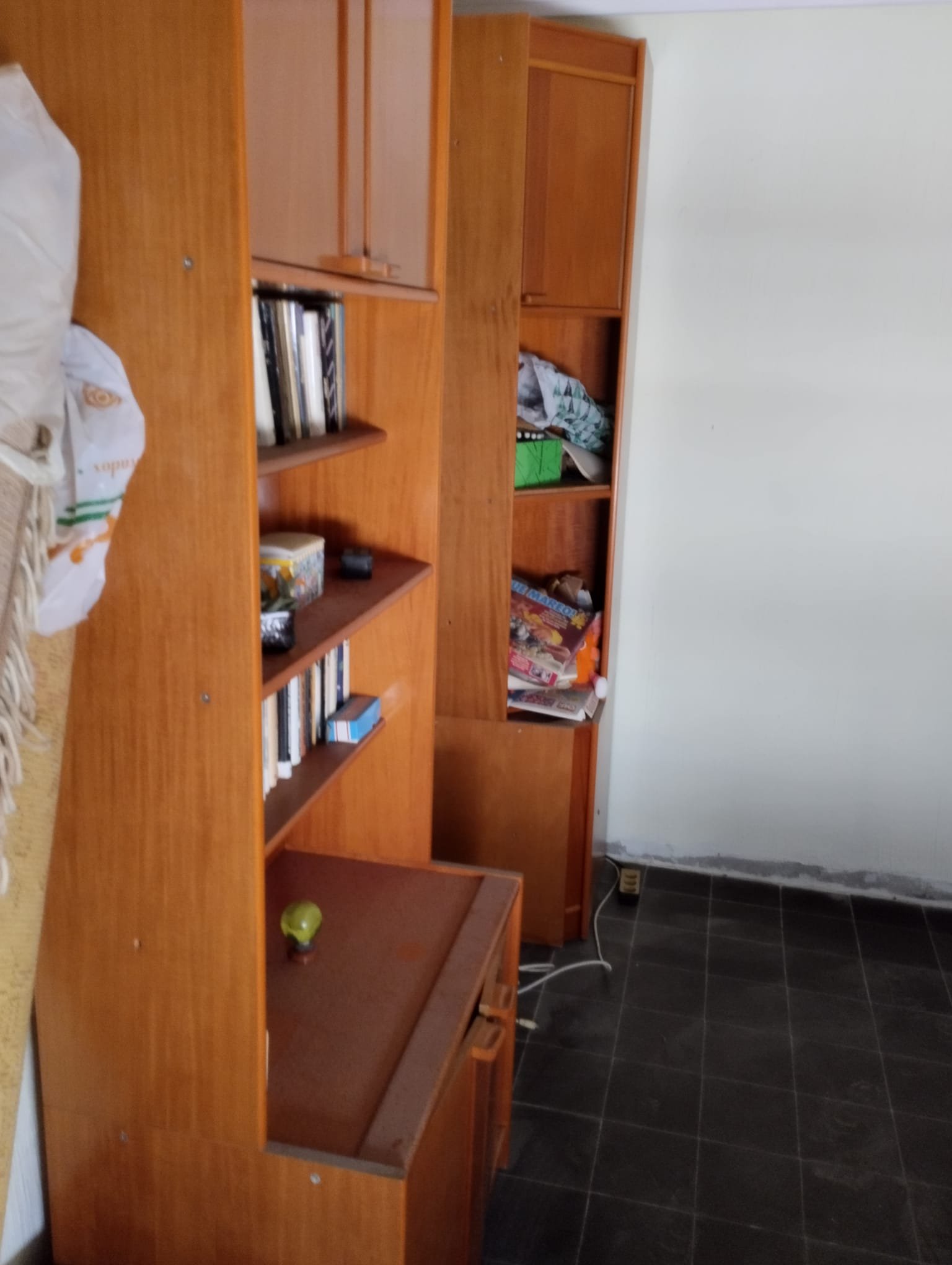 Zu verkaufen ist ein ganzes Gebäude mit 2 Etagen und einer Dachterrasse, mit der Möglichkeit, ein zurückgesetztes Penthouse zu bauen, eine Garage/Erd