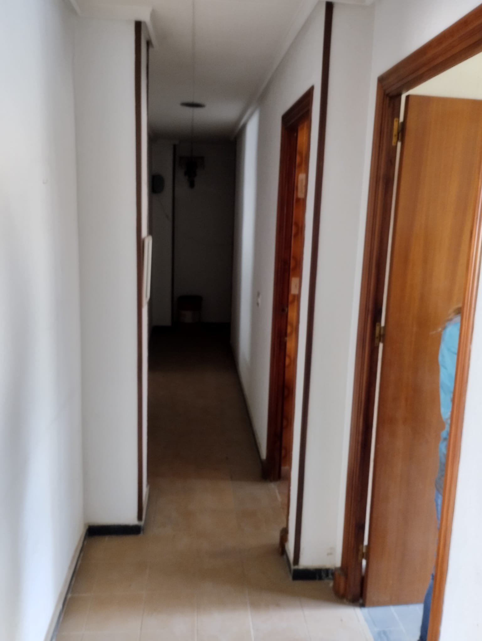 Zu verkaufen ist ein ganzes Gebäude mit 2 Etagen und einer Dachterrasse, mit der Möglichkeit, ein zurückgesetztes Penthouse zu bauen, eine Garage/Erd