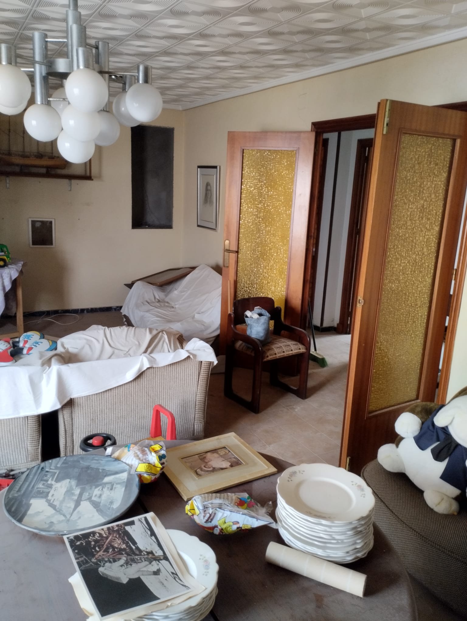 Zu verkaufen ist ein ganzes Gebäude mit 2 Etagen und einer Dachterrasse, mit der Möglichkeit, ein zurückgesetztes Penthouse zu bauen, eine Garage/Erd