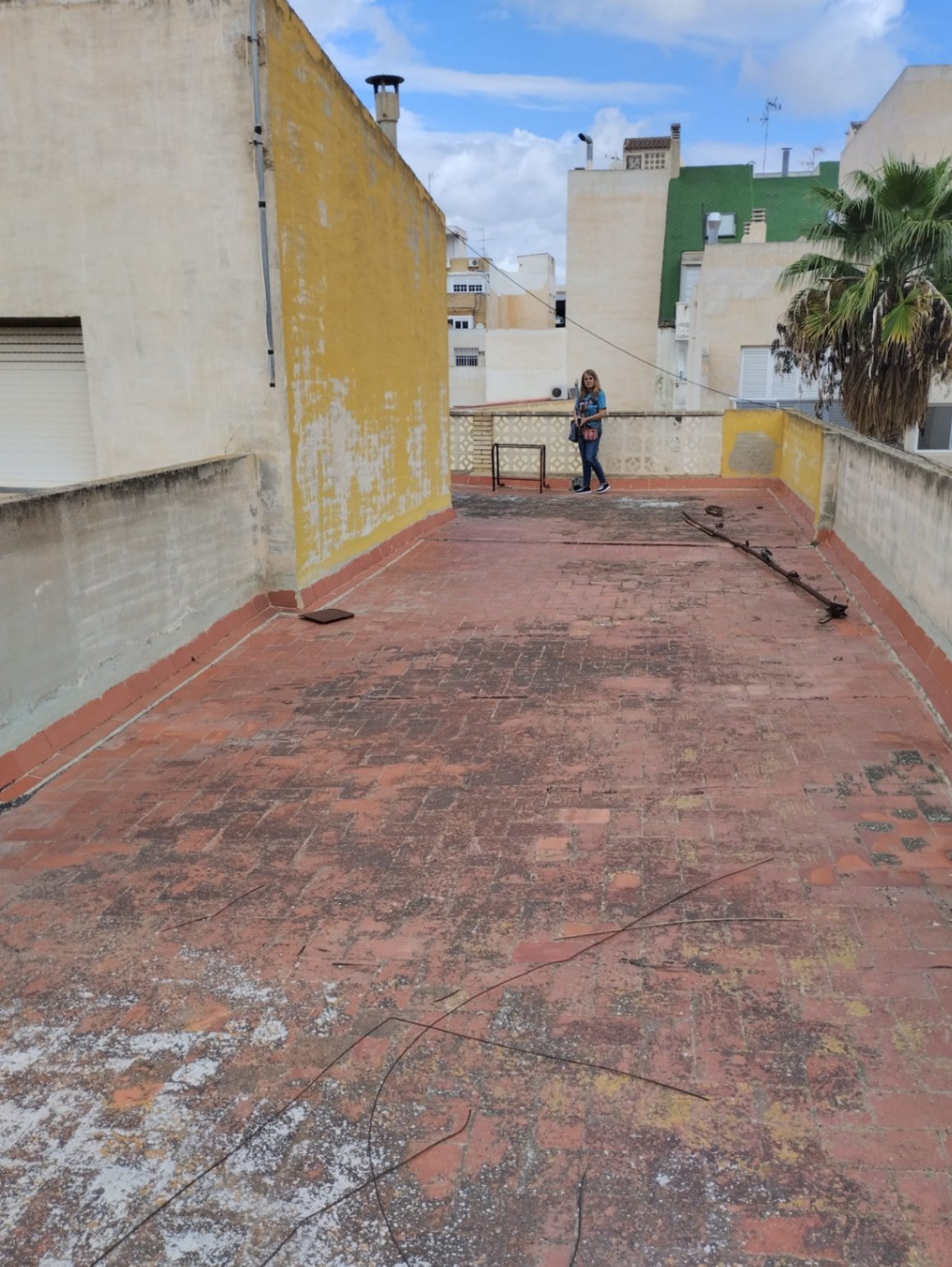 Zu verkaufen ist ein ganzes Gebäude mit 2 Etagen und einer Dachterrasse, mit der Möglichkeit, ein zurückgesetztes Penthouse zu bauen, eine Garage/Erd