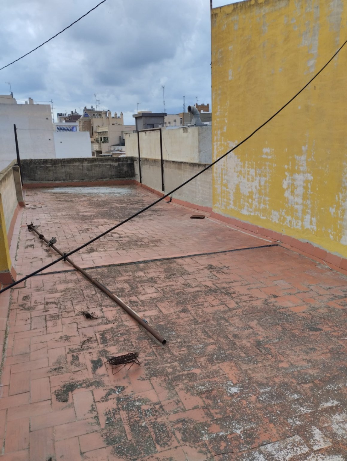 Zu verkaufen ist ein ganzes Gebäude mit 2 Etagen und einer Dachterrasse, mit der Möglichkeit, ein zurückgesetztes Penthouse zu bauen, eine Garage/Erd