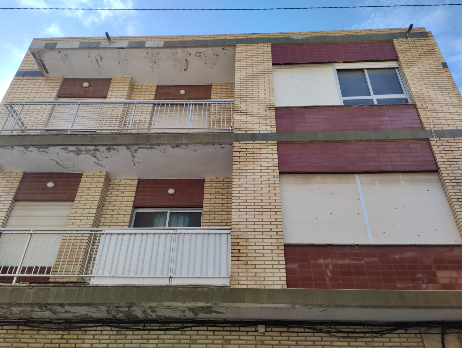 Zu verkaufen ist ein ganzes Gebäude mit 2 Etagen und einer Dachterrasse, mit der Möglichkeit, ein zurückgesetztes Penthouse zu bauen, eine Garage/Erd
