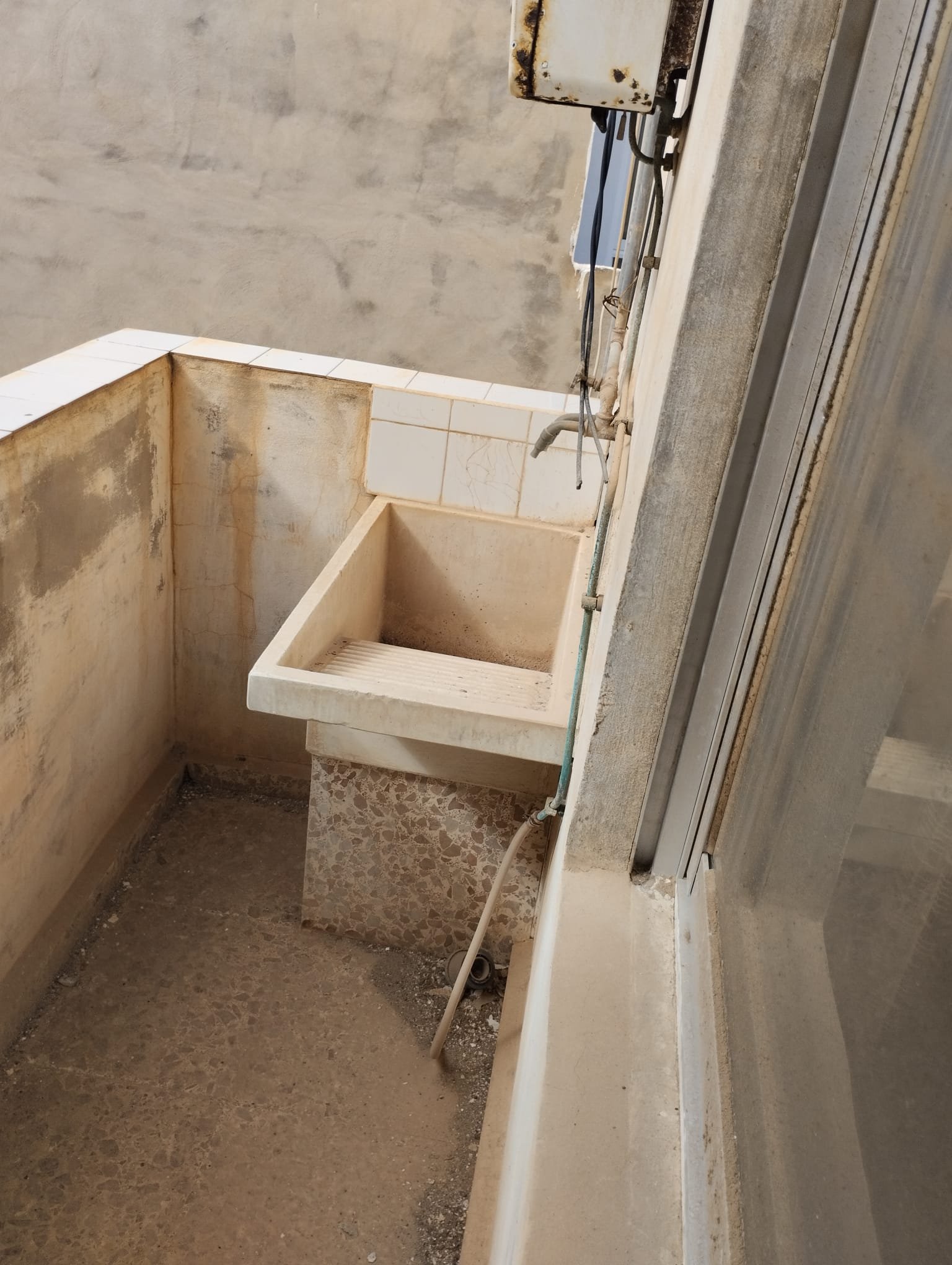 Zu verkaufen ist ein ganzes Gebäude mit 2 Etagen und einer Dachterrasse, mit der Möglichkeit, ein zurückgesetztes Penthouse zu bauen, eine Garage/Erd