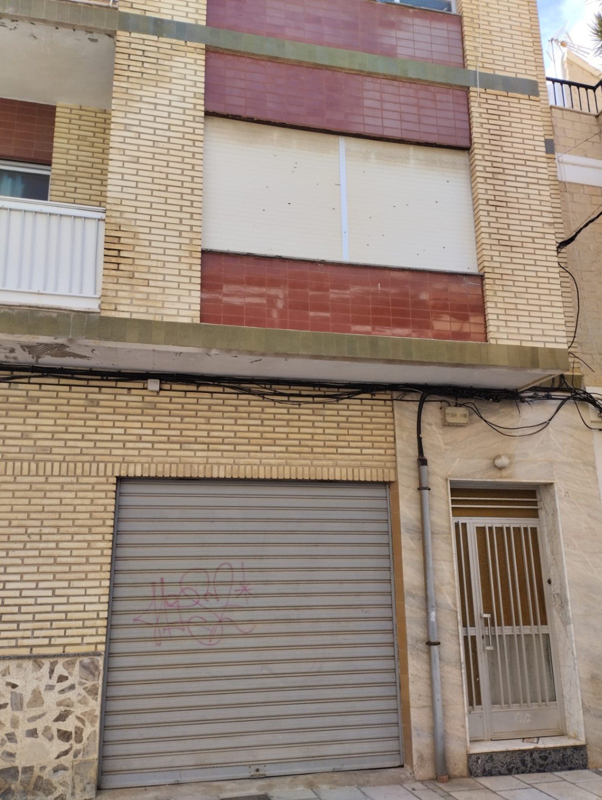Zu verkaufen ist ein ganzes Gebäude mit 2 Etagen und einer Dachterrasse, mit der Möglichkeit, ein zurückgesetztes Penthouse zu bauen, eine Garage/Erd