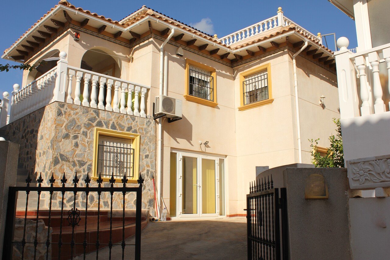   Fabulous renovated 5 bedroom villa with private pool, perfectly situated in the vibrant area of La Zenia. Offering a seamless blend of modern comfor