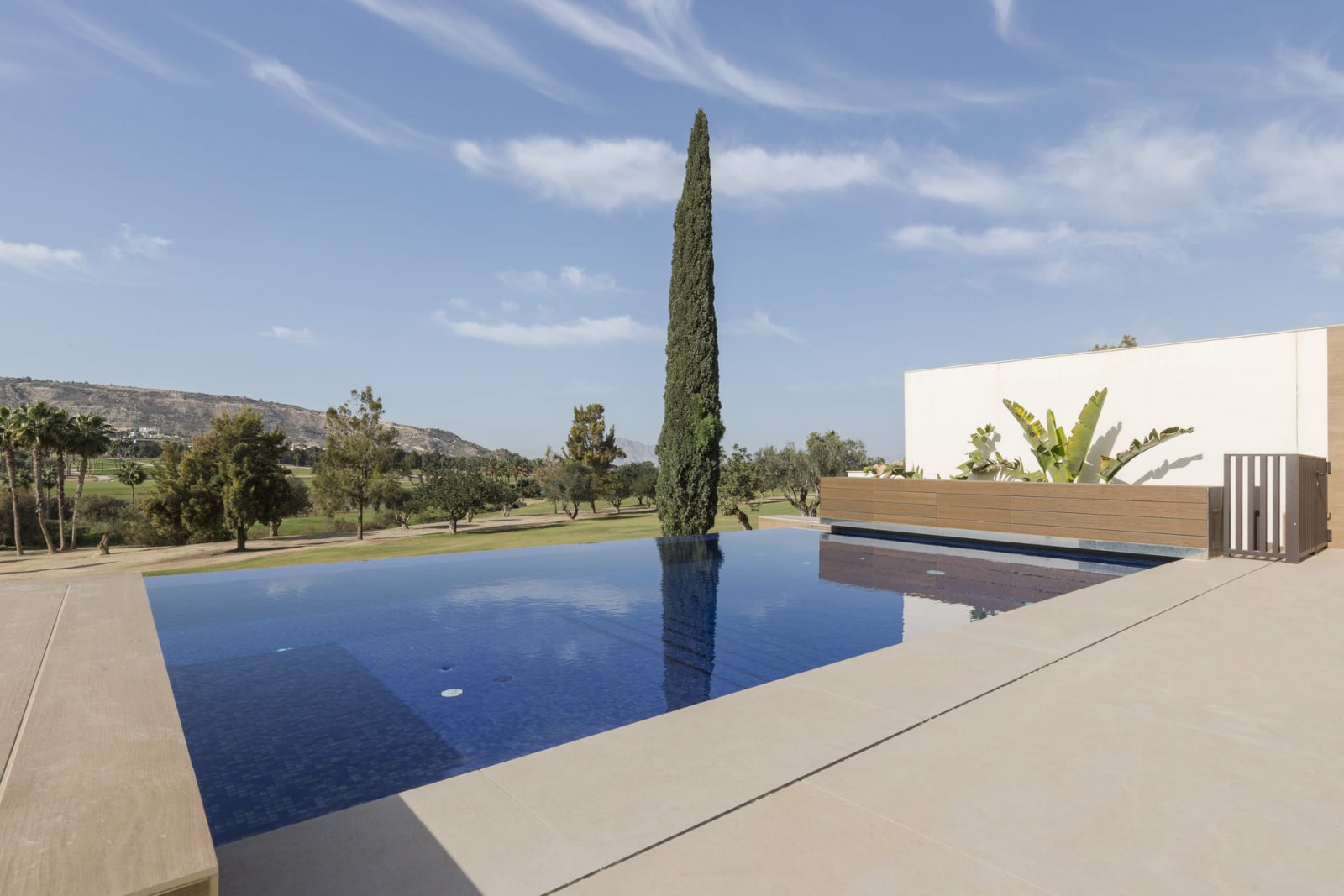  Die exklusiven Villen im prestigeträchtigen La Finca Golf bieten ein einzigartiges Wohnerlebnis. Mit insgesamt 12 Immobilien ist jede Villa darauf au